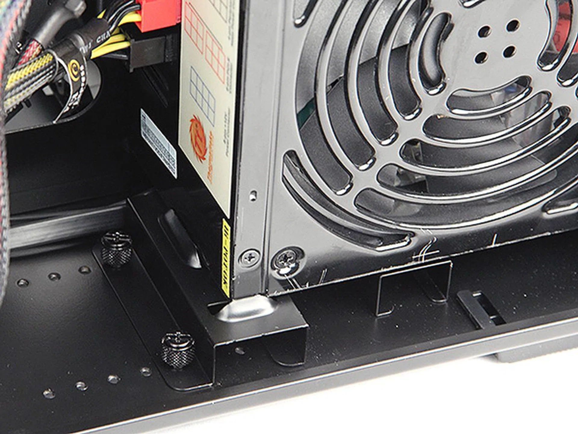 Users can avoid the hassle of using the screwdriver to secure the PSU by using the special mounting bracket and thumbscrews.