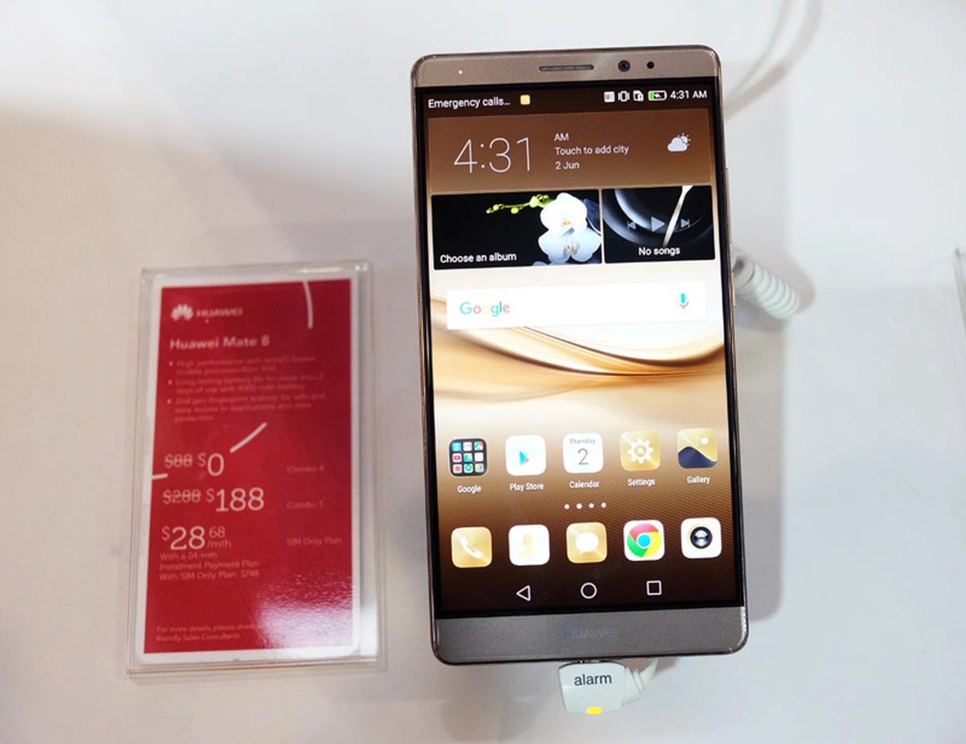 The Huawei Mate 8 is a 6-inch full-metal phablet with a Full HD display, powered by Huawei's own flagship HiSilicon Kirin 950 processor and 4GB RAM. It has a 16-megapixel rear camera and an 8-megapixel front camera. Get one from Singtel for just $188 (usual price $288) when you sign up for Combo 3 ($62.90/month).
