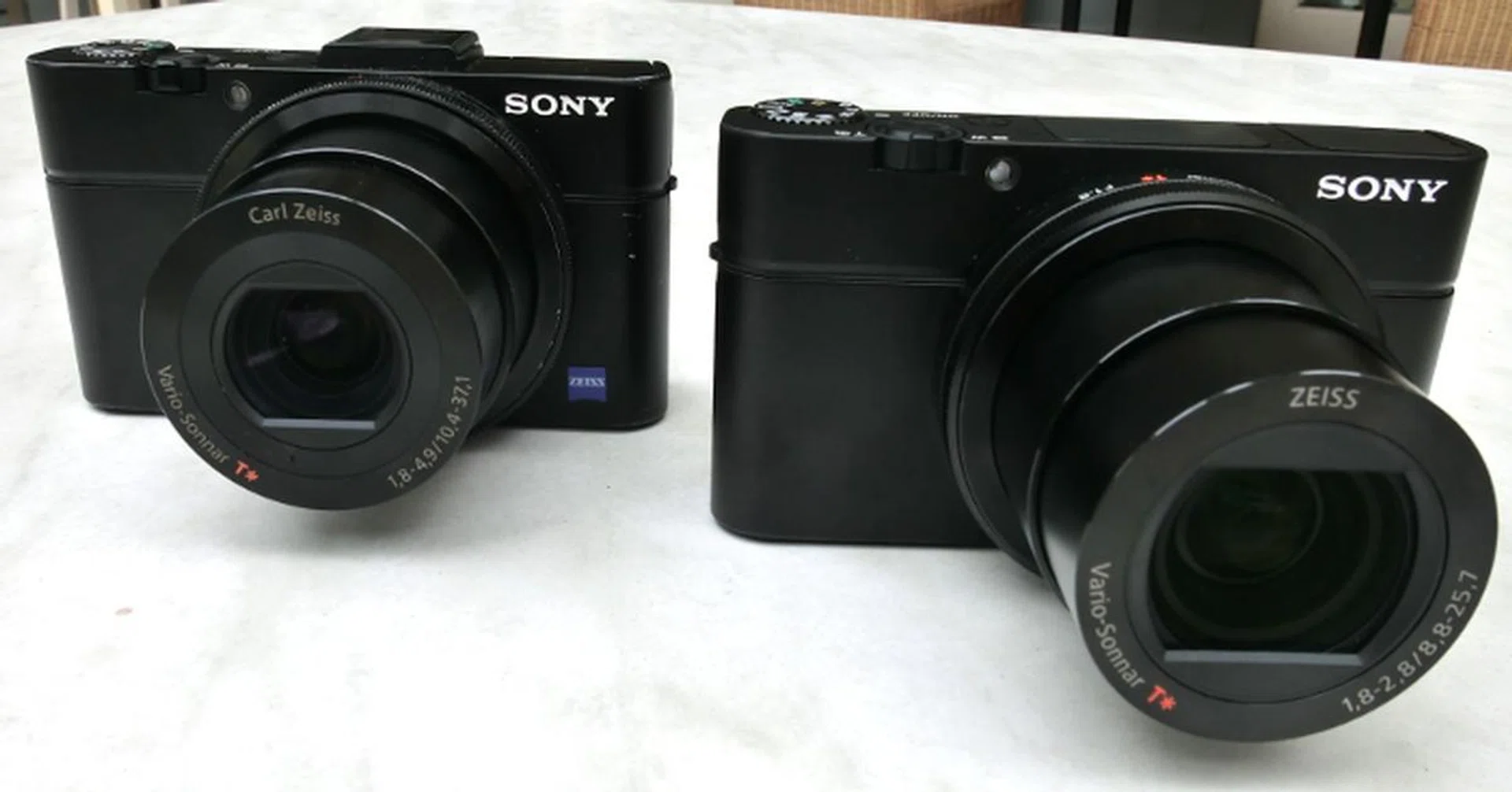 The RX100 III (right) looks similar to the RX100 II. So what has changed? Read on to find out. 