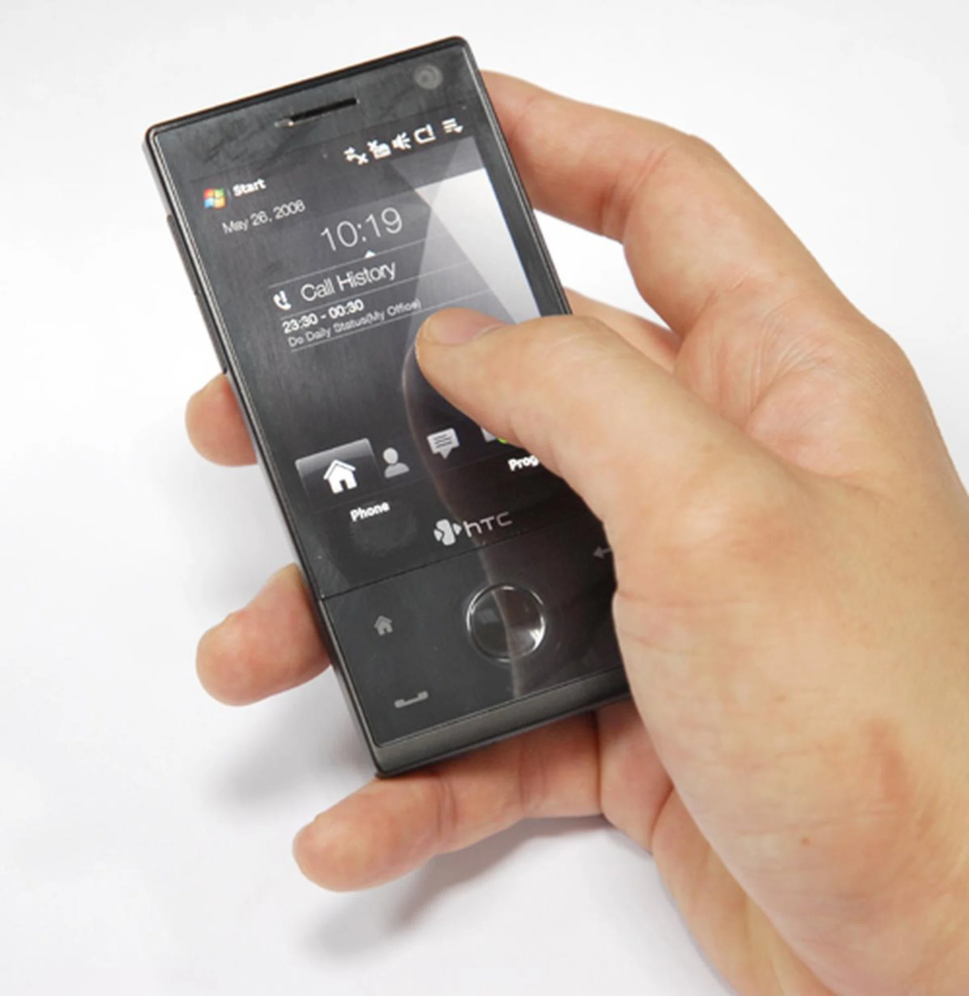 As apparent, the Diamond is amazingly light and petite for a Windows Mobile device. Delicate looking on our mannish hands, imagine the perfect fit it would be in the dainty palms of a female tech enthusiast.