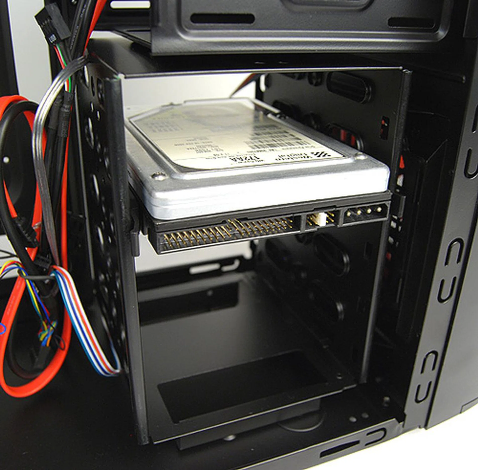 The Cyborg X is able to lodge up to five 3.5-inch hard disks and it makes use of a simple squeeze and pull rack for installation.