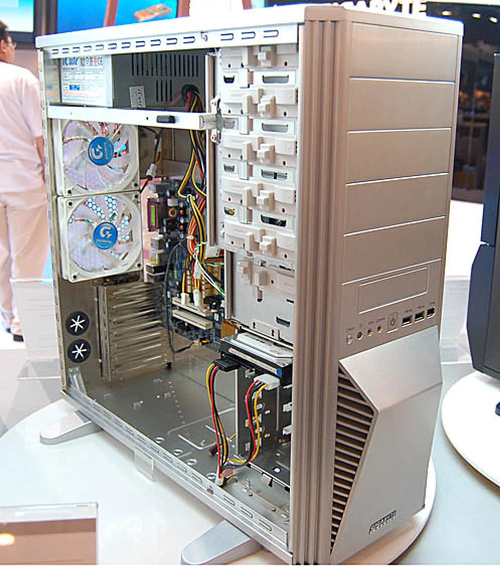  The exterior has been revamped to reflect the new design but the Gigabyte Mars reminded us of Gigabyte's previous enclosures, the Aurora 3D in particular. The interior structure of the chassis just looks too identical to us but we appreciate having something different to look at.  