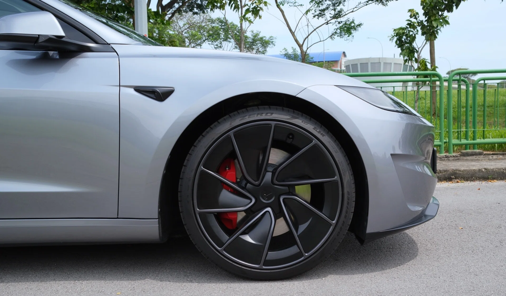 The brakes feel extremely vague, which is a worrying trait for a car that goes this quickly. Photo: HWZ