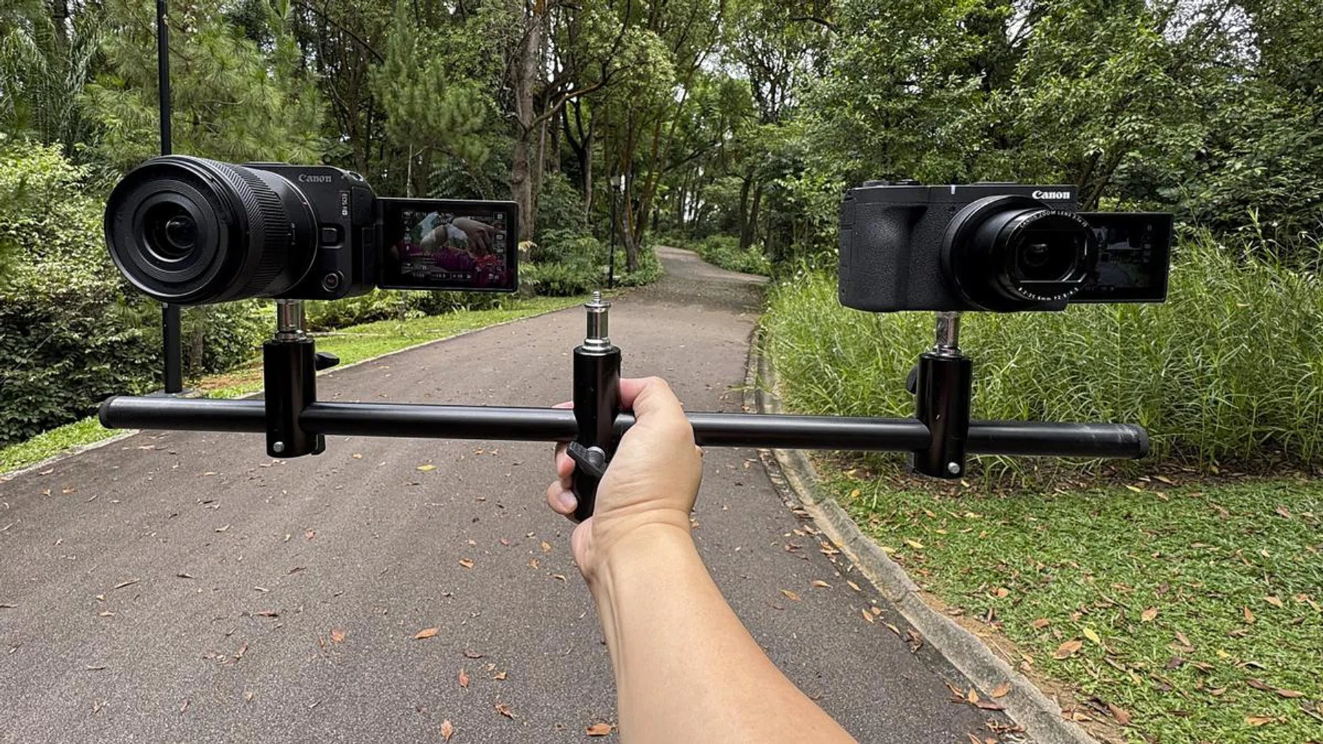 A simple rig to video approximately the same scene with both cameras. Photo: HWZ
