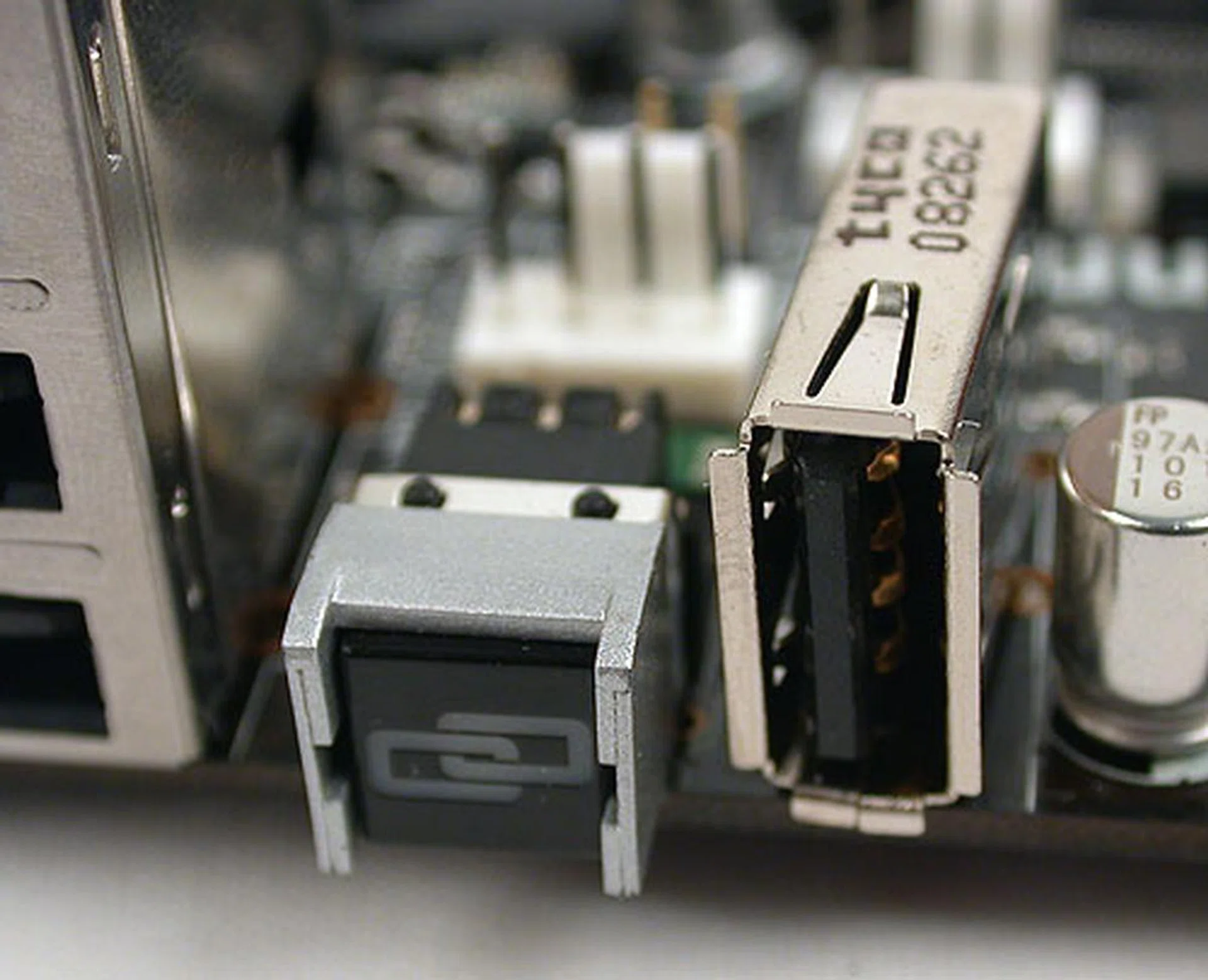 To enable the ROG Connect feature, you have to click on this button at the rear of the board and connect the included USB cable from this reserved USB port to the other system's USB port. After that (and installing the software), you can access the ASUS' BIOS settings through the other system.