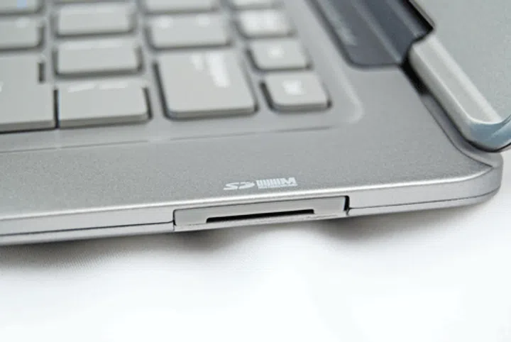 On the right of the machine, you will find an SD card reader, good for photography enthusiasts who'd like to review their photos right after shooting.