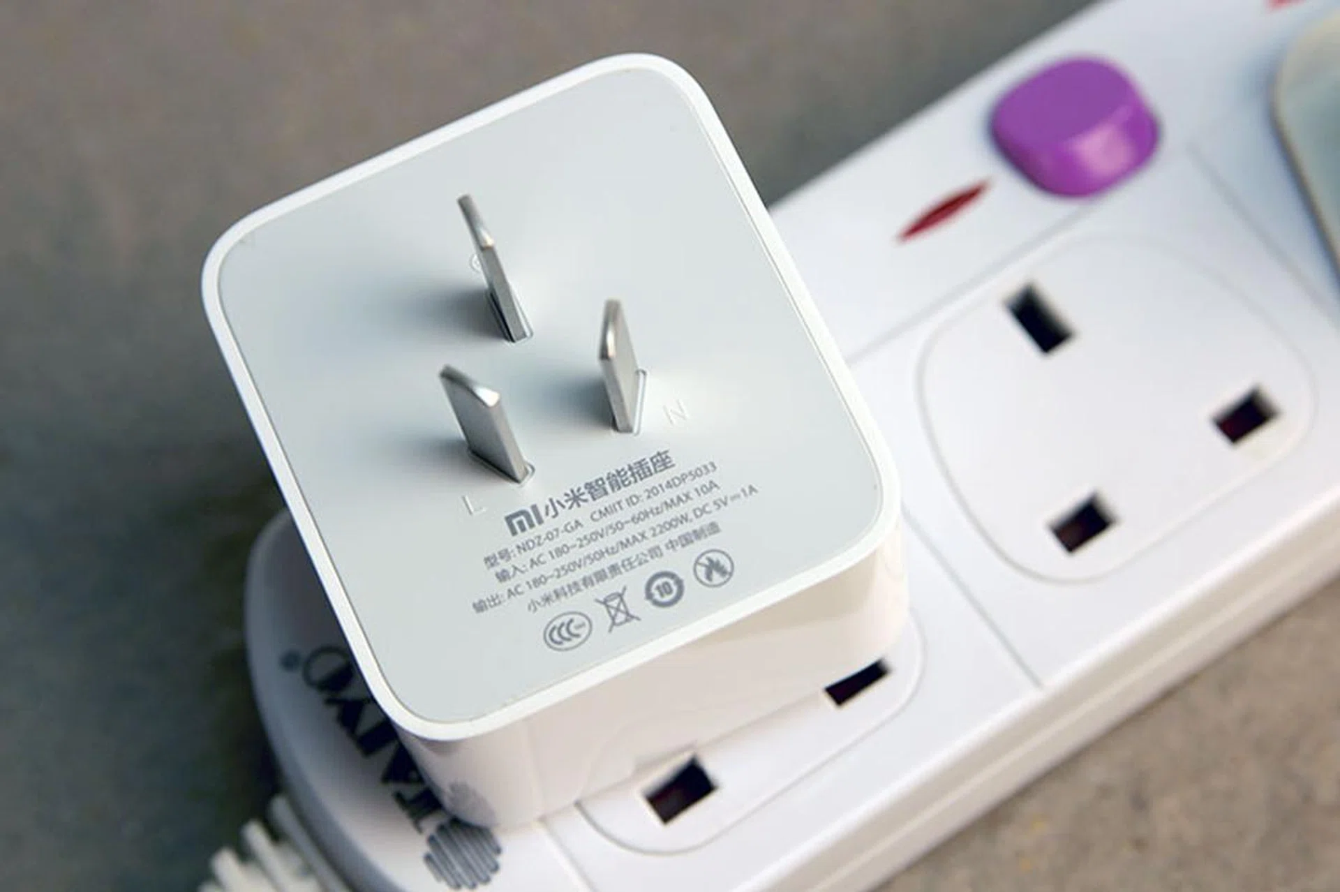 Two hurdles you need to cross before you can use the Mi Plug here: the plug's own pins at the bottom and its socket at the top.