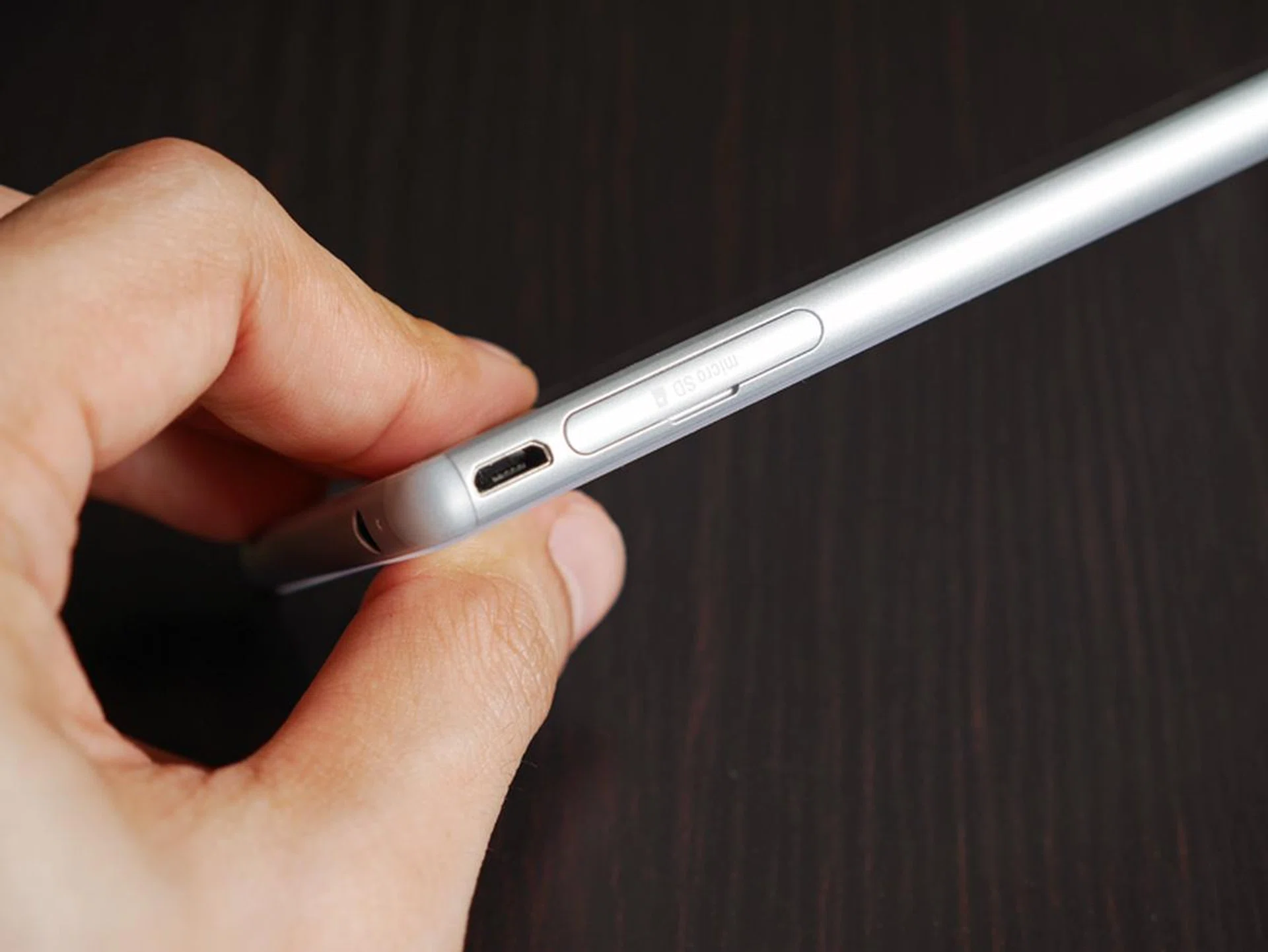 Through some form of Sony sorcery, the Xperia M4 Aqua's micro-USB port does not require a cap, but is still waterproof.