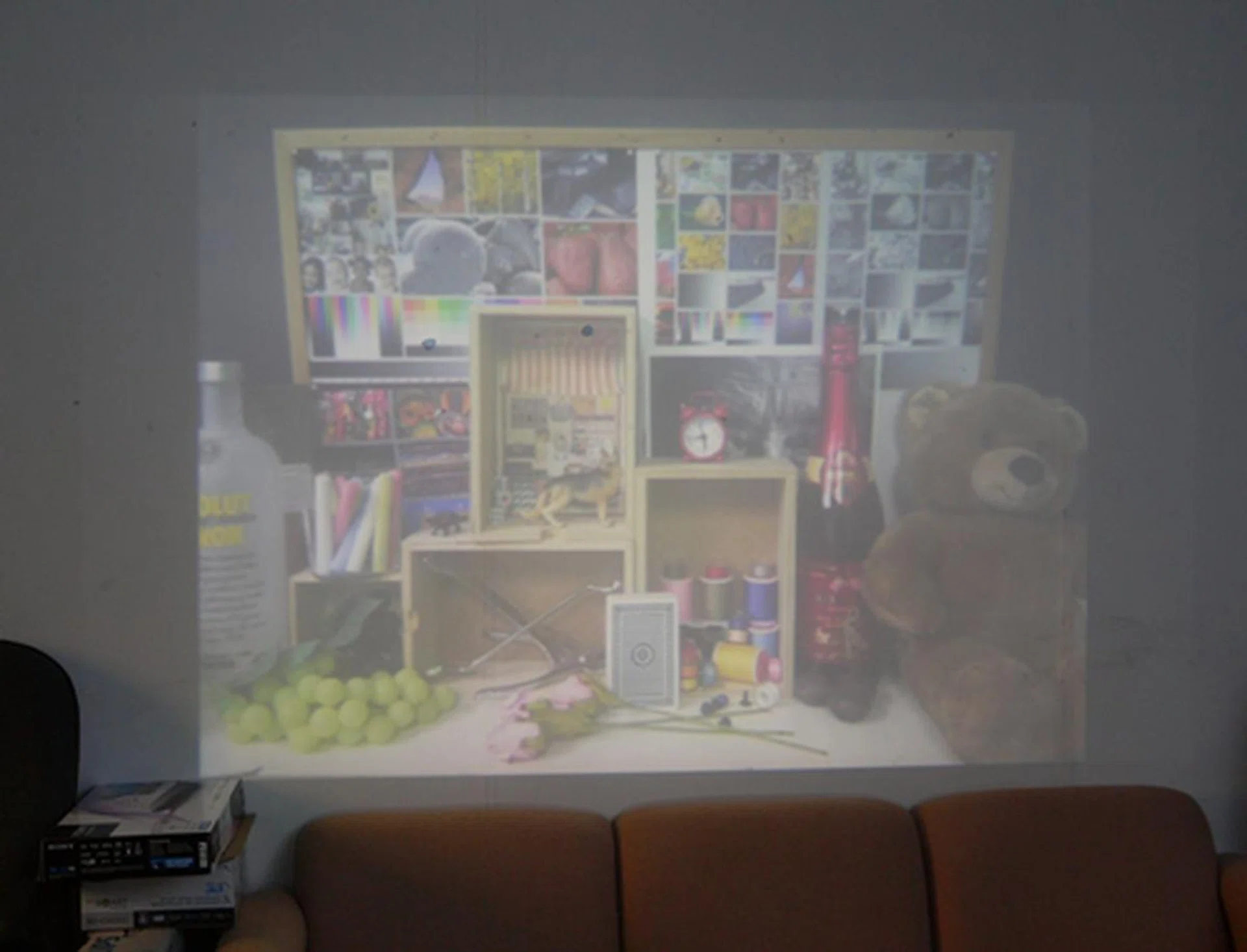 Projection at the maximum recommended size of 50 inches, half-brightness and viewing at 2m away from projected wall in a dark room. Details were slightly pixelated and fuzzy but still relatively clear and visible enough. We reckon documents or spreadsheets wouldn't look clear at this output size.