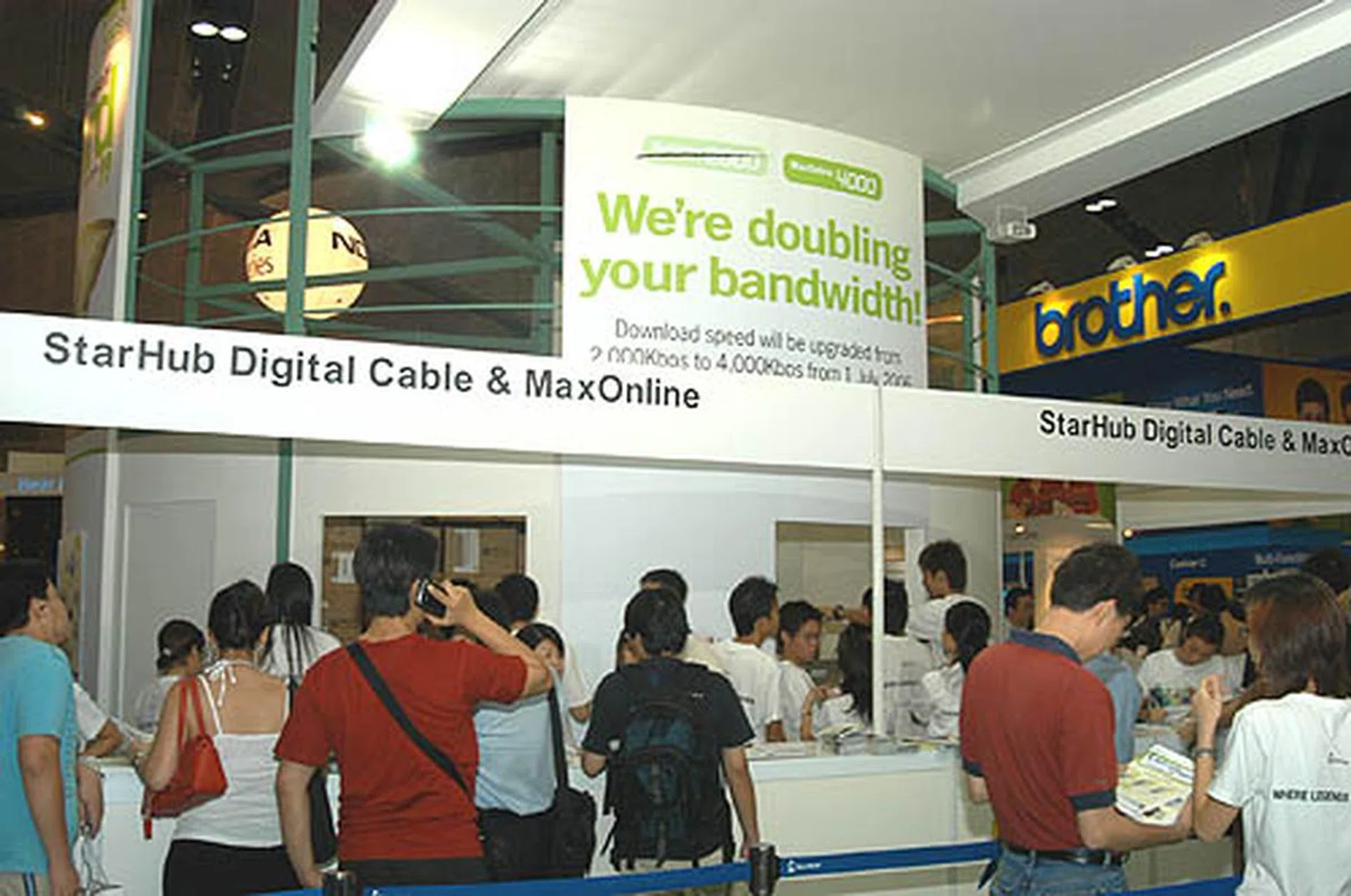As usual, Starhub’s booth was crowded and there was a long queue that snaked out to the hall walkways. Offering a lucky-dip which promised prizes such as digital cameras and Xbox consoles didn’t help the problem either.