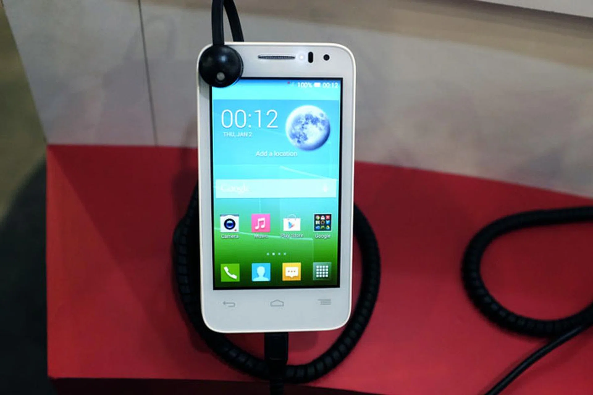 The Alcatel Pop D3 looks and feels a lot like an early iPhone. This 4-inch smartphone runs on Android 4.4 KitKat and is powered by a dual-core 1.3GHz processor. It can be yours for just $95, exclusively at the SingTel booth. Or get two for $95 with the purchase of a SingTel pre-paid sim or top-up card (limited to 1st 10 customers).