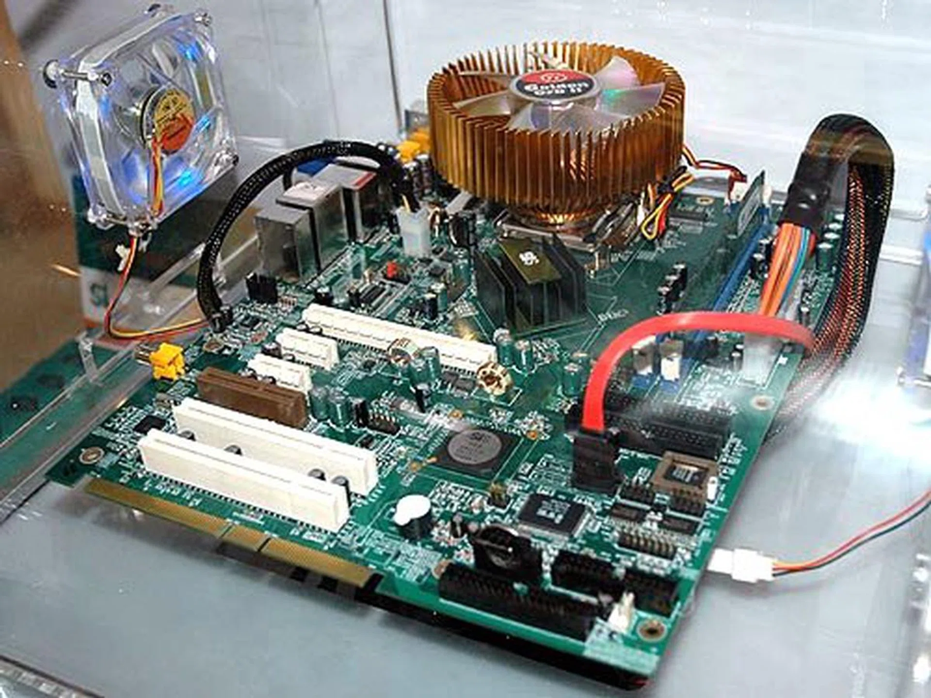 SiS demonstrated a working sample of their new SiS662 chipset for the Intel Pentium 4 platform. It comes with integrated Mirage 1 graphics and it's meant to be a budget desktop integrated solution for the office and home. The chipset will support a maximum front side bus of 800MHz, two DDR2-667 DIMMs of up to 2GB and one PCIe x16 graphics interface.