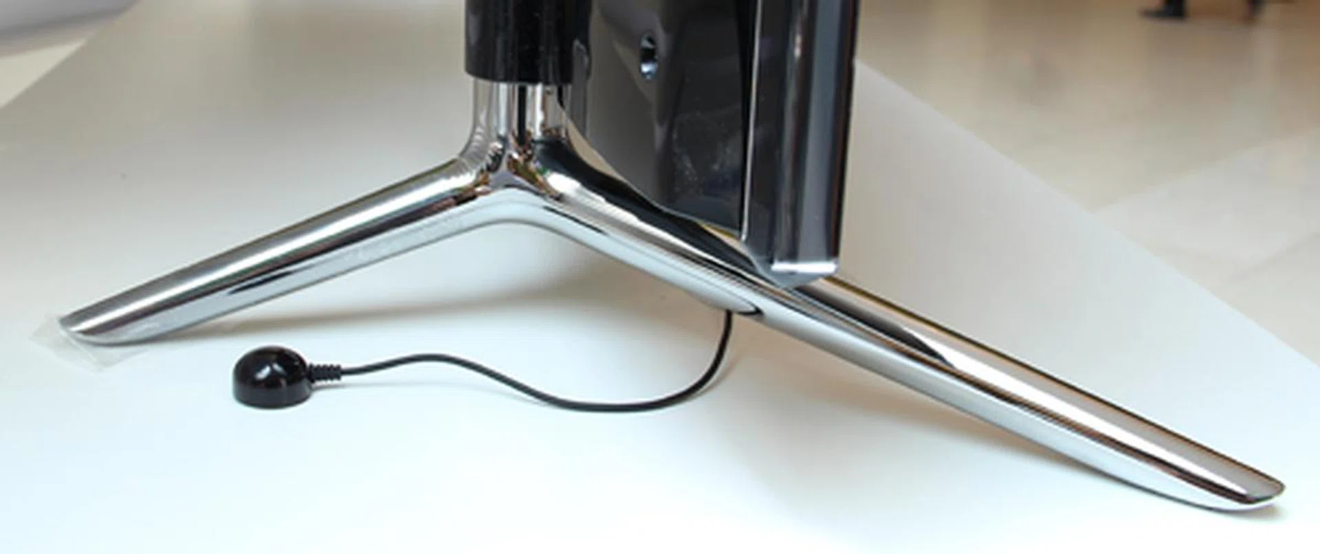 As seen here with the Samsung Series 6 TV, the Branch Stand looks a bit like pigeon feet from the side view.