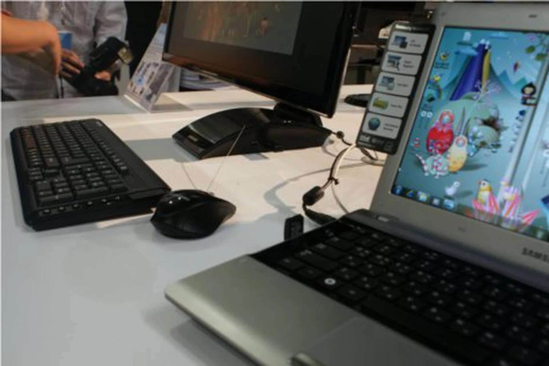 The CA750 in action. In the picture, the mouse and keyboard are connected to the monitor and the monitor itself is connected to the notebook.