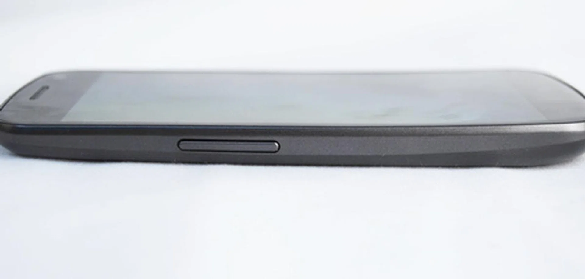 The Galaxy Nexus might not be as thin as the Motorola RAZR (7.1mm) but the smartphone is still pretty slim, with only two hardware buttons flanking its sides. 