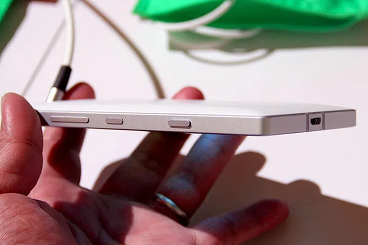 To be honest, the aluminum frame of the Lumia 930 doesn't feel very metallic to us.