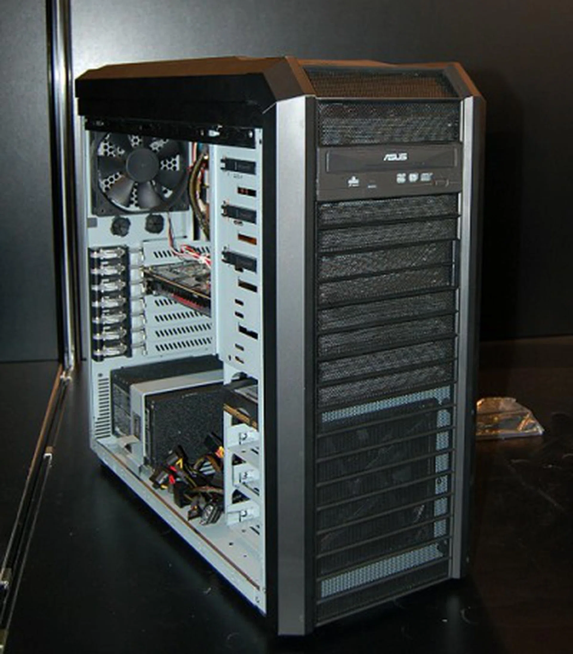  While not exactly new, this is the first time we're seeing it up close. The PC-888 chassis looks like it was inspired by the Burj Al Arab luxury hotel in Dubai and it even carries an exorbitant price tag to accompany its 'status'.  