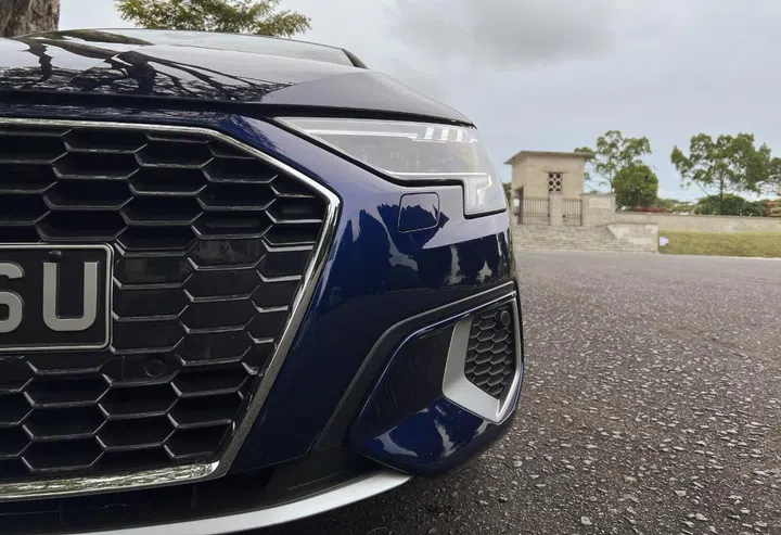 The front "intakes" don't actually let anything through.