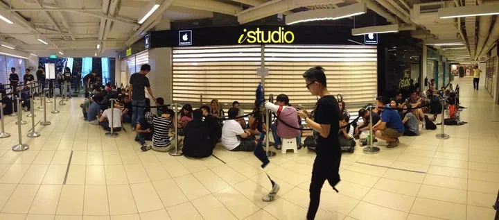 Queues at Apple retailers were substantially longer than telcos.