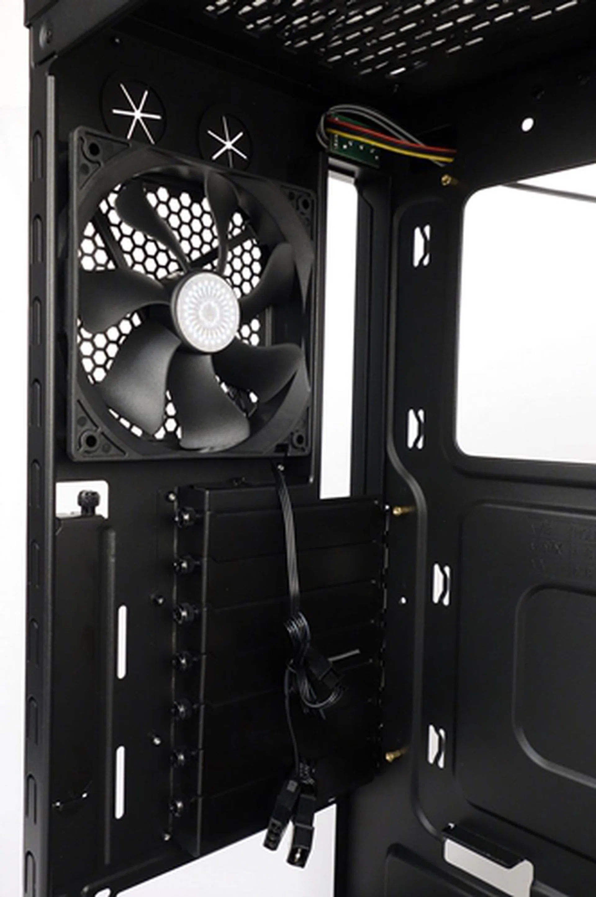 Over at the rear, we see the 120mm Xtraflow outlet fan.