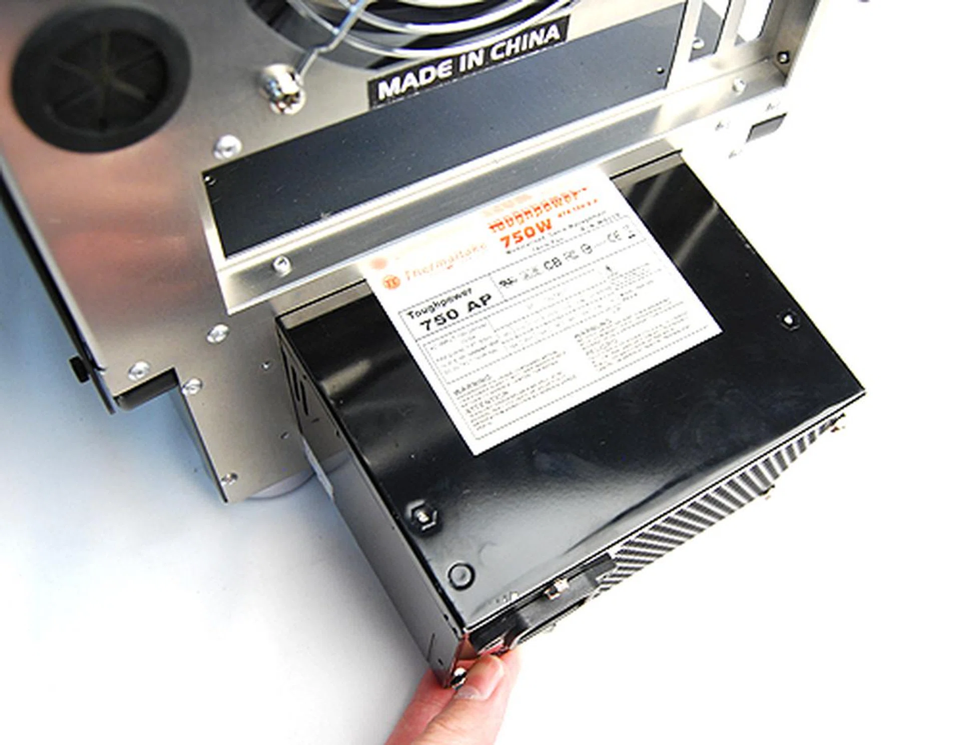 Frustratingly, PSUs can only be installed via the back, and while the bay can accommodate most PSUs (even this 750W one), the fact is that the PSU bay area is pretty cramped and that makes cable routing tiring.