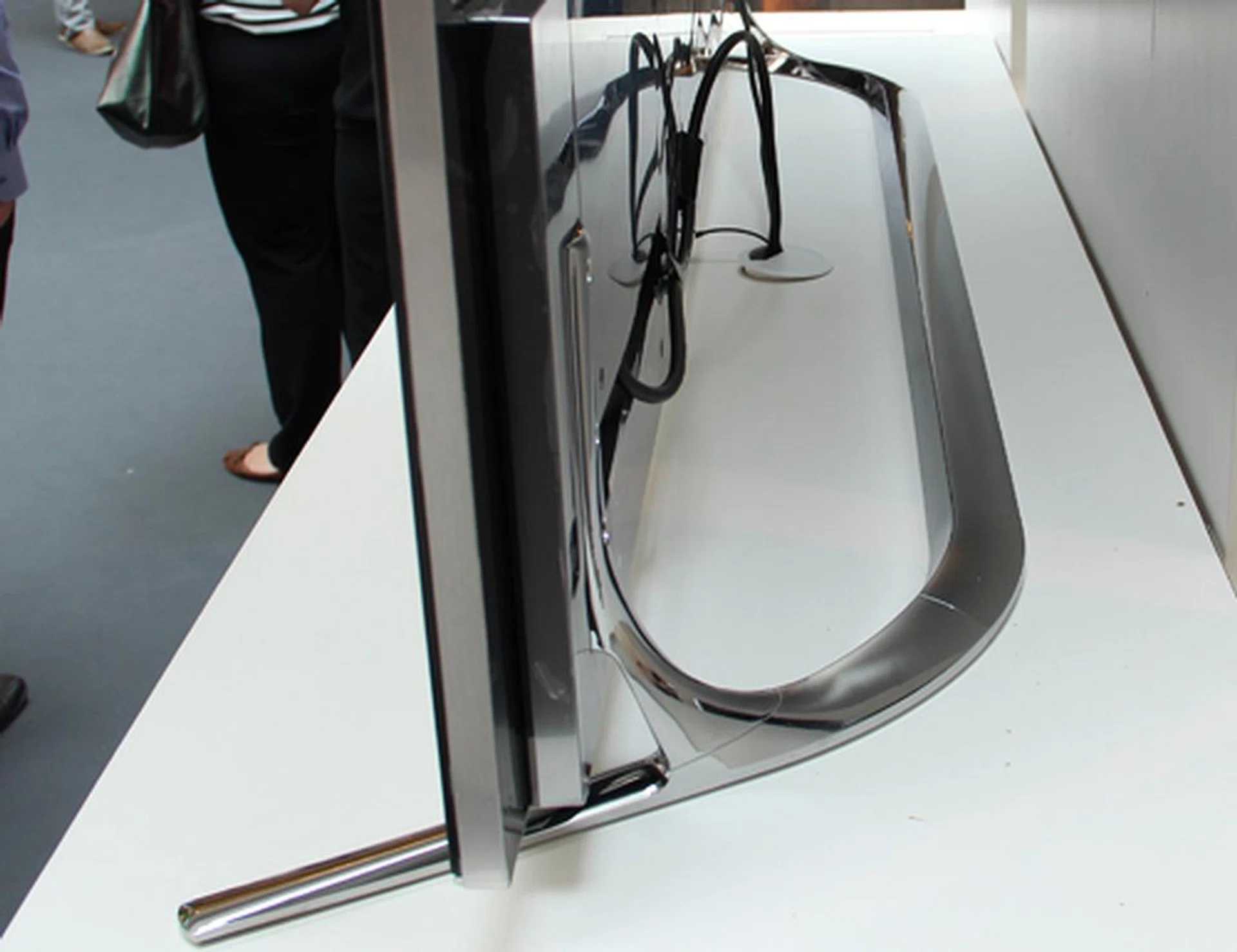 You can see the Arc Stand here on the 75-inch Samsung Series 8 F8000 Smart TV. 