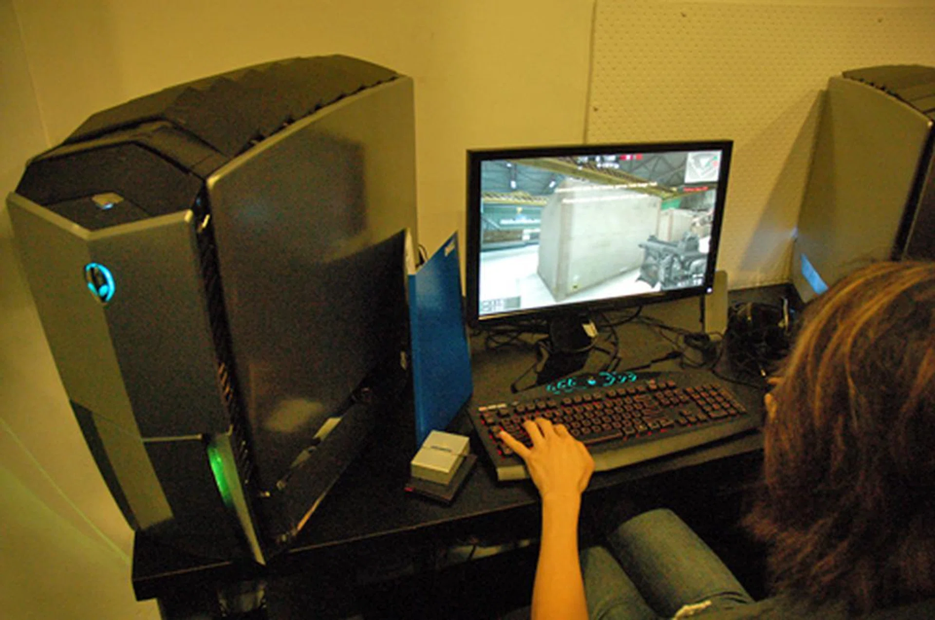 The Area-51 desktops come with a 21.5-inch Alienware AW2210 LCD monitor and TactX gaming mouse. By the way, these rigs are also capable of housing six SATA2 drive bays. We reckon that's more than enough space to house your hard drives?