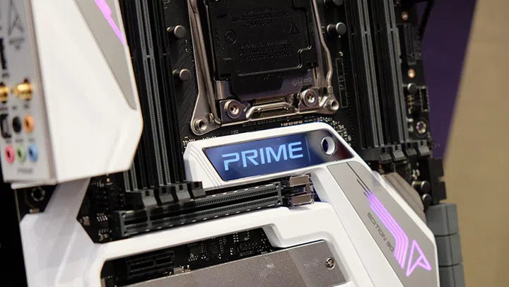 The onboard LiveDash screen can display system information or custom graphics.