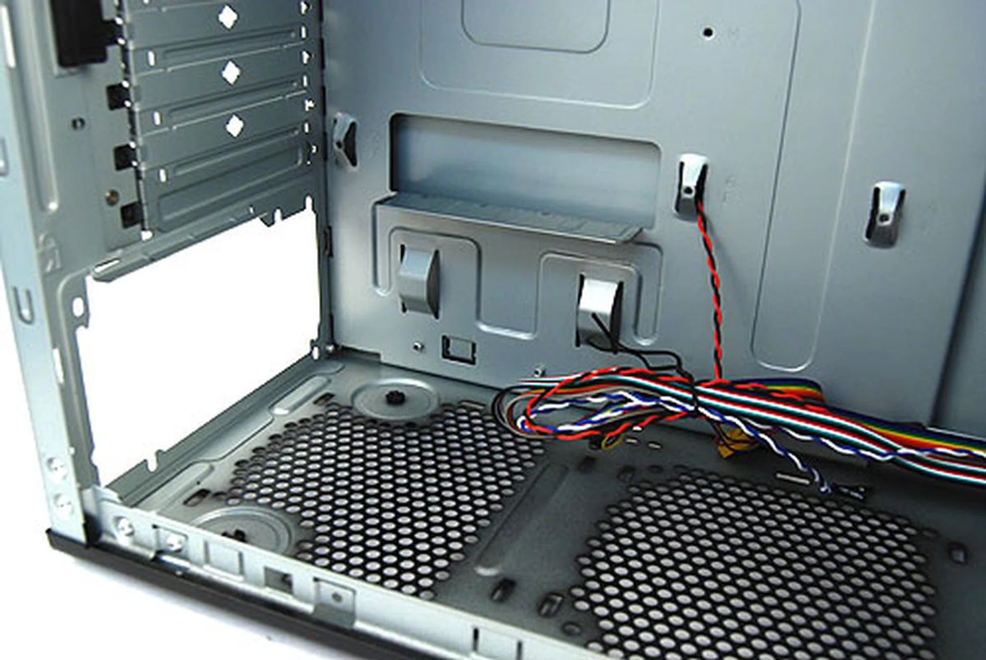As is the case these days, the PSU bay is located at the bottom. And being an entry-level, no frills casing, there's no rubber feet here to isolate the vibration.