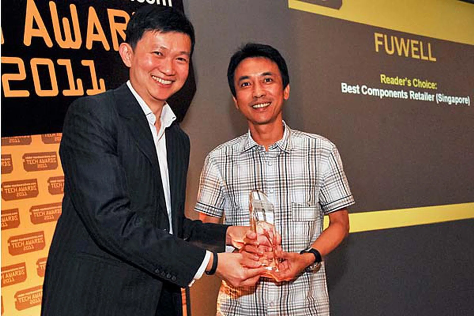 Mr. Gary Ong, Managing Director of Fuwell International, accepting the Reader's Choice award for Best Components Retailer (Singapore). This is the second year running that Fuwell has won this award. For those who remember our very first awards ceremony in 2000, Fuwell came out tops even back then.