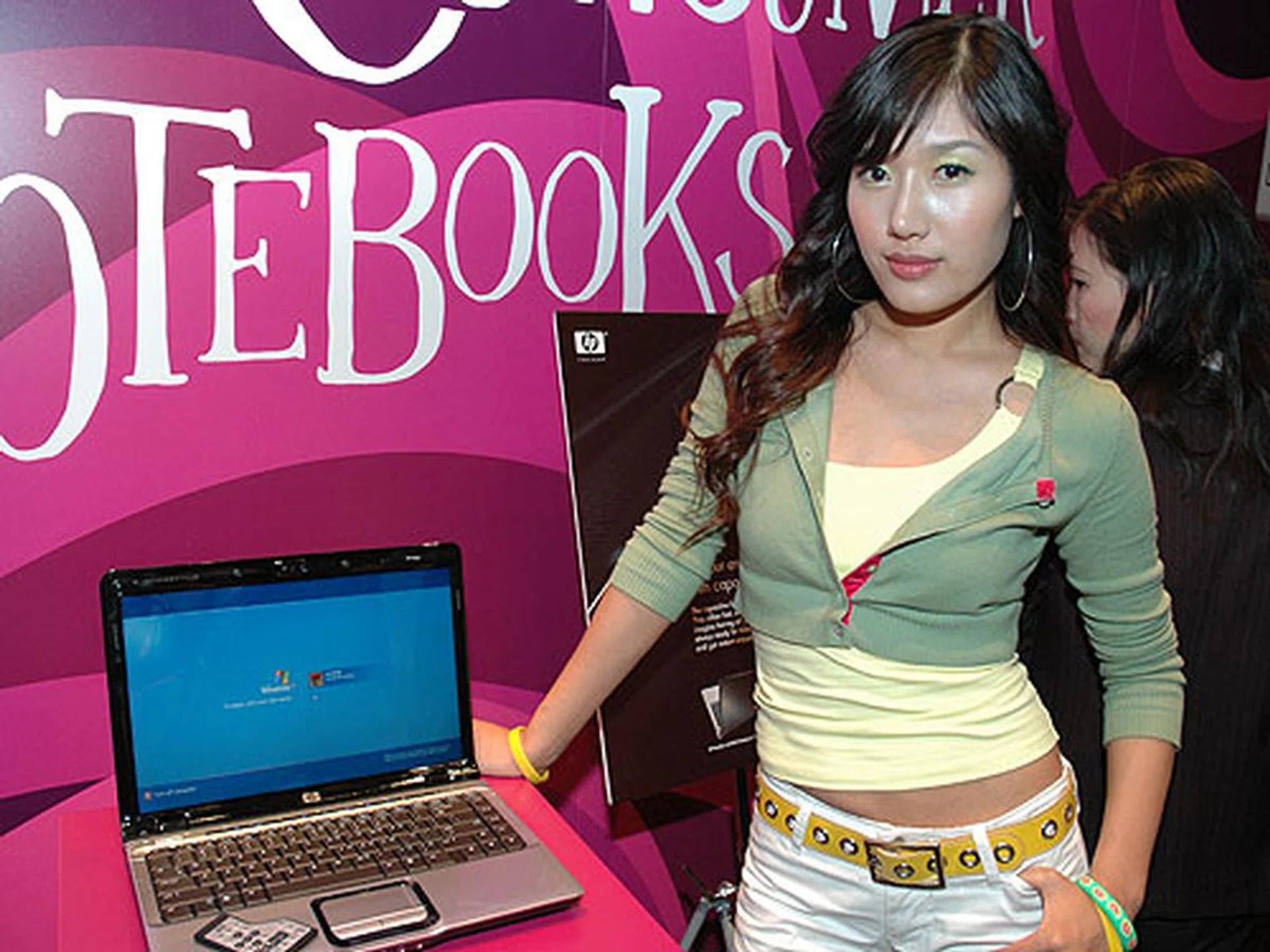 The new HP Pavilion dv2000 Entertainment series Notebook PC is based on the Intel Centrino Duo platform which offers dual-core performance, enhanced power saving for extended battery life and wireless connectivity.