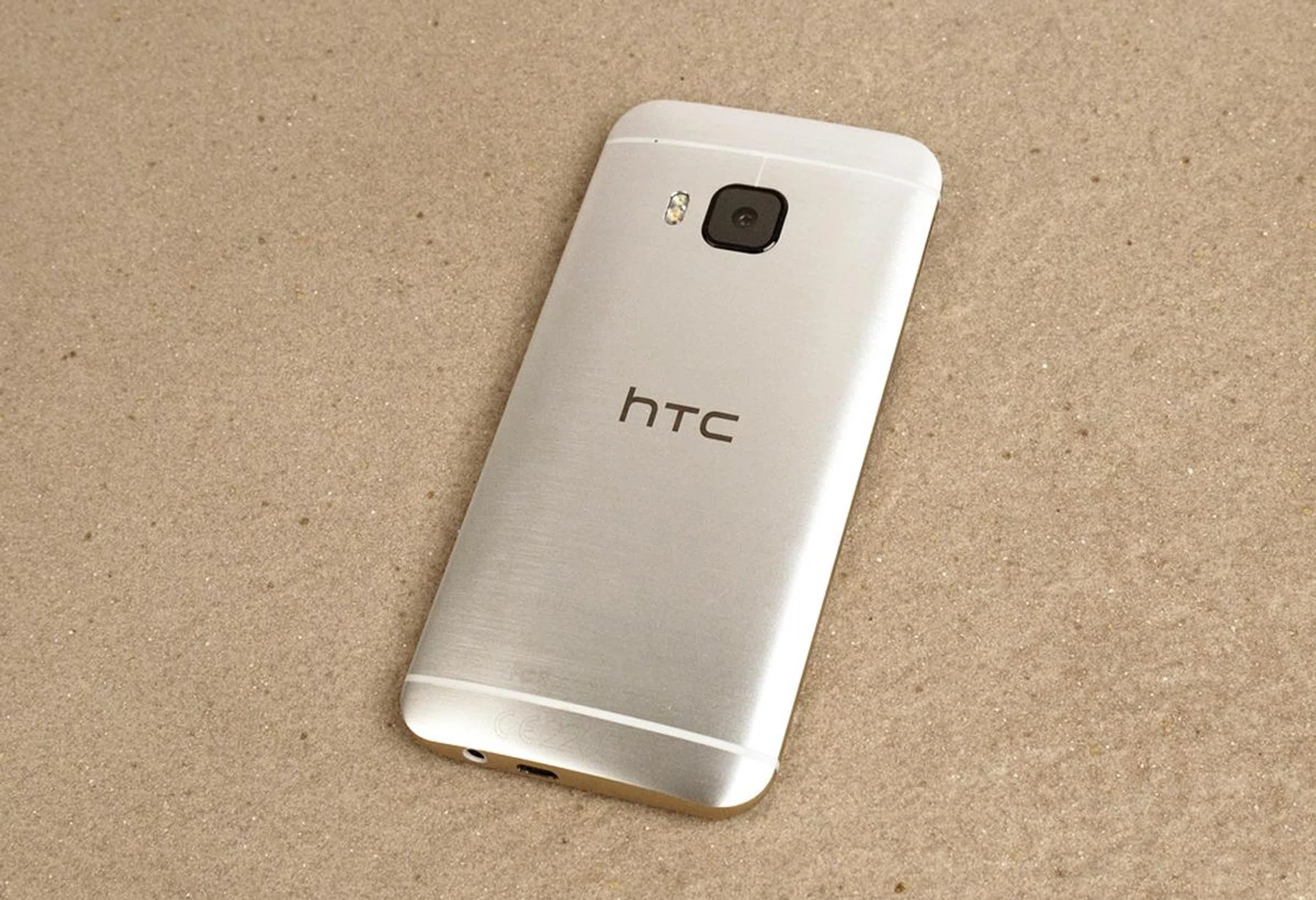 The curvy rear is mostly the same too. The only difference on the rear is the removal of the secondary Duo camera.