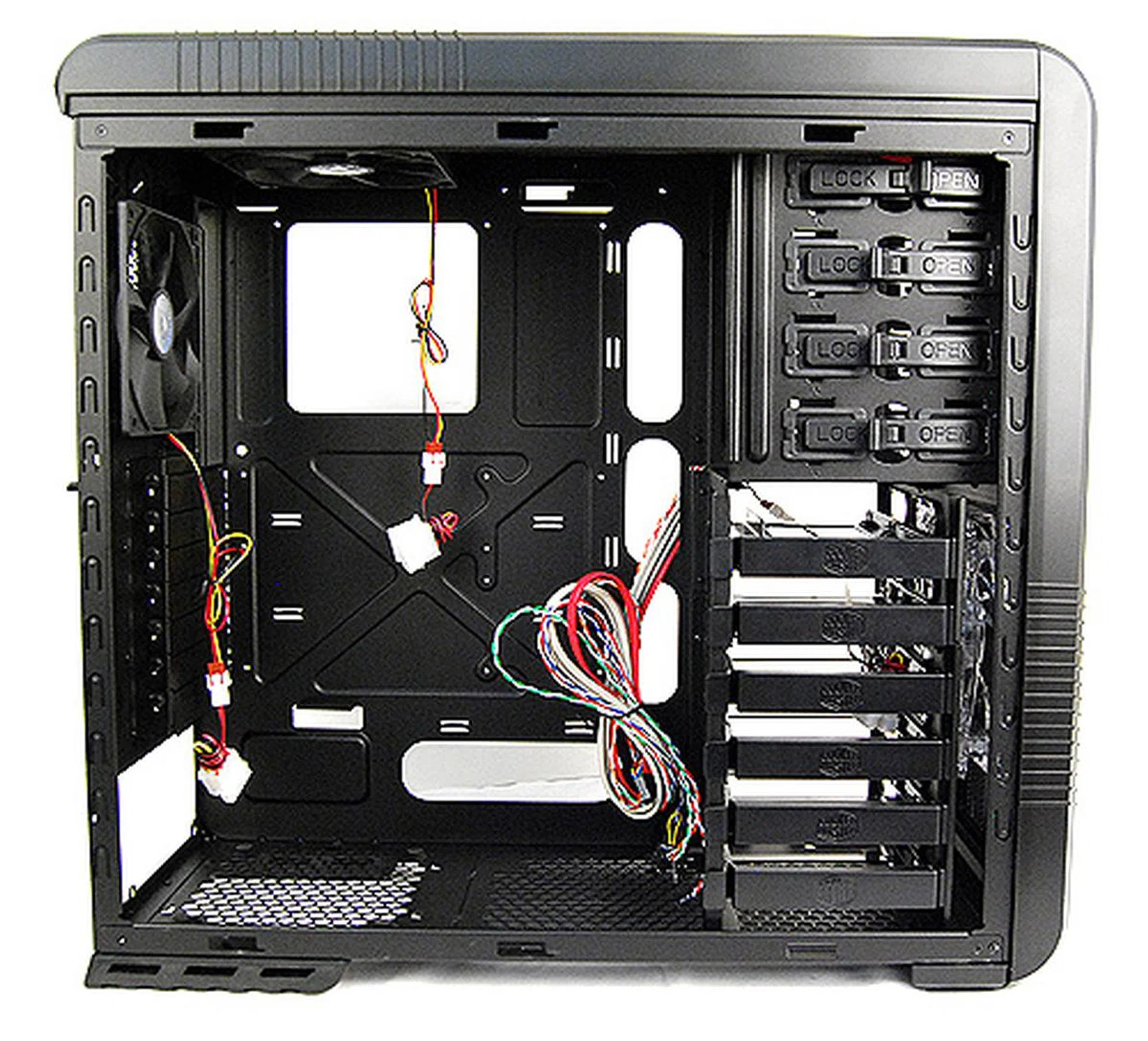 The all-black interior of the CM 690 II Plus means business.