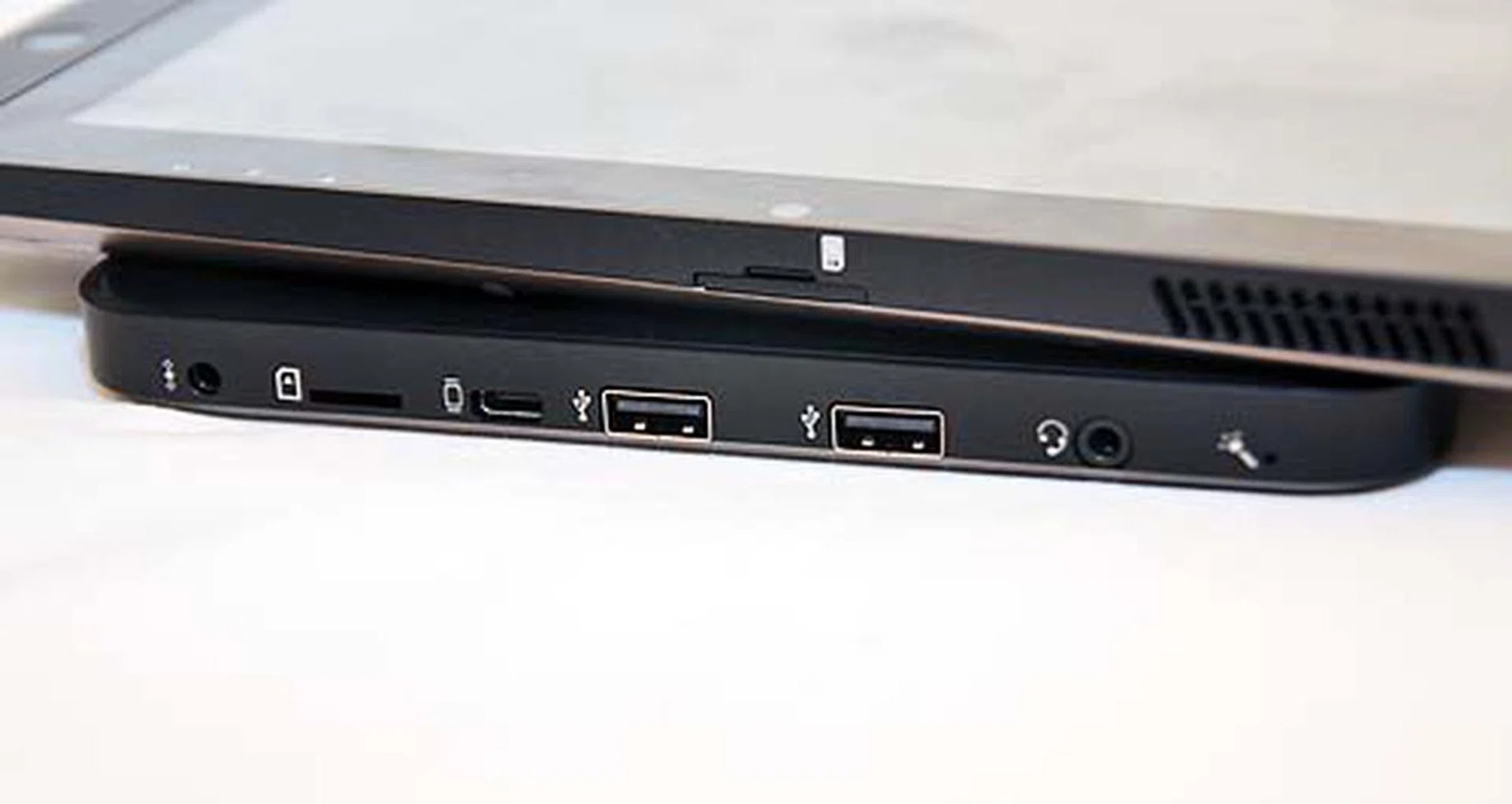 Ports are located at the side here, and you'll that they are basically what you can expect from any netbook. On the left side you'll find two USB ports, a mini VGA out, a microSD card reader and on the bottom (of the unit stacked on top) you'll see the SIM card slot.