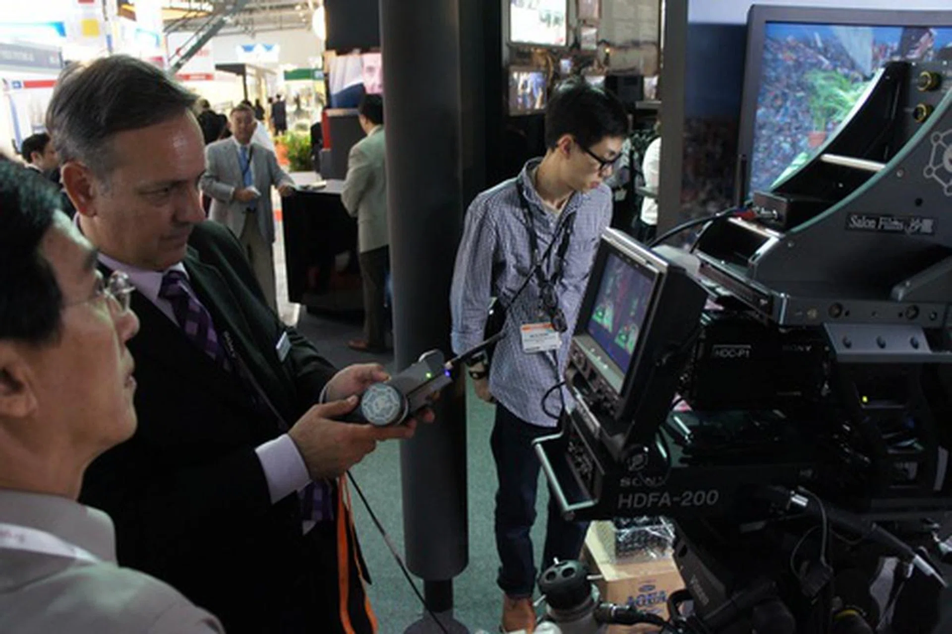 A demonstration of the remote control feature of the Sony 3D camera.