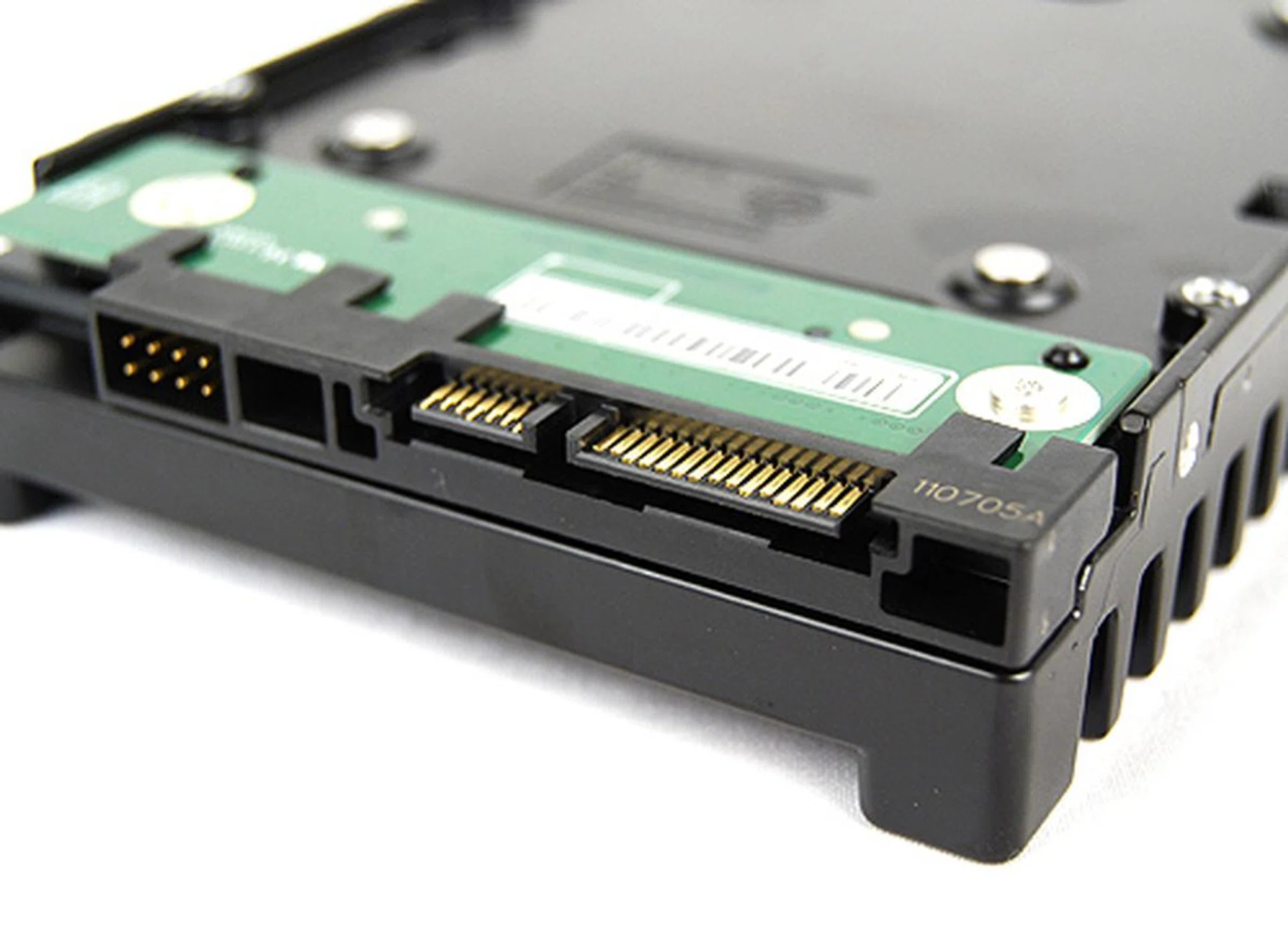 Nothing fancy, the new VelociRaptor HDD has your usual SATA power and data connectors. Needless to say, it uses the latest SATA 6Gbps interface.