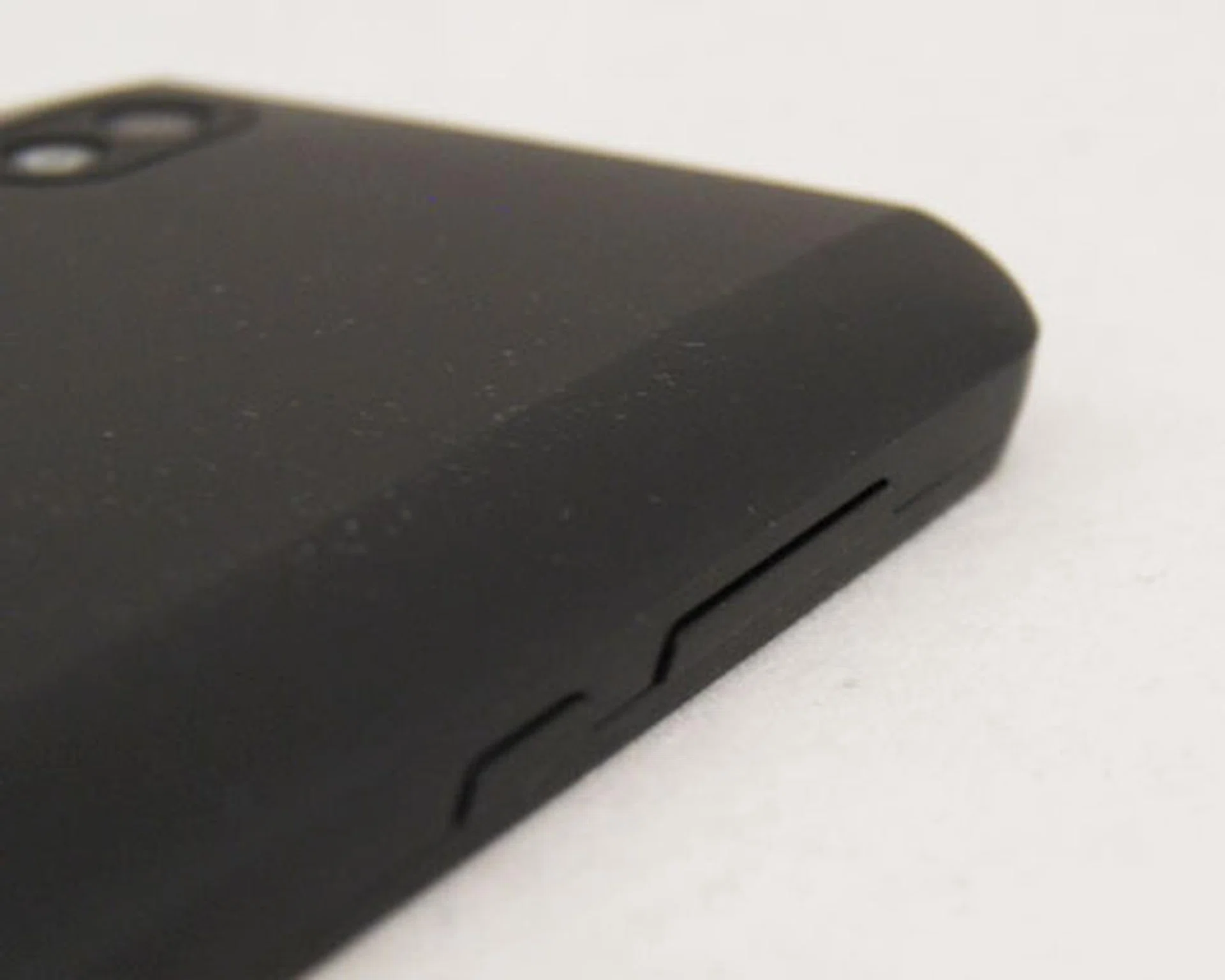 Along the edges of the Optimus Black, we only spotted the overly flushed volume button. Right below it, is the gesture button which is used in conjunction with the device's accelerometer to control the various features of the Android smartphone.