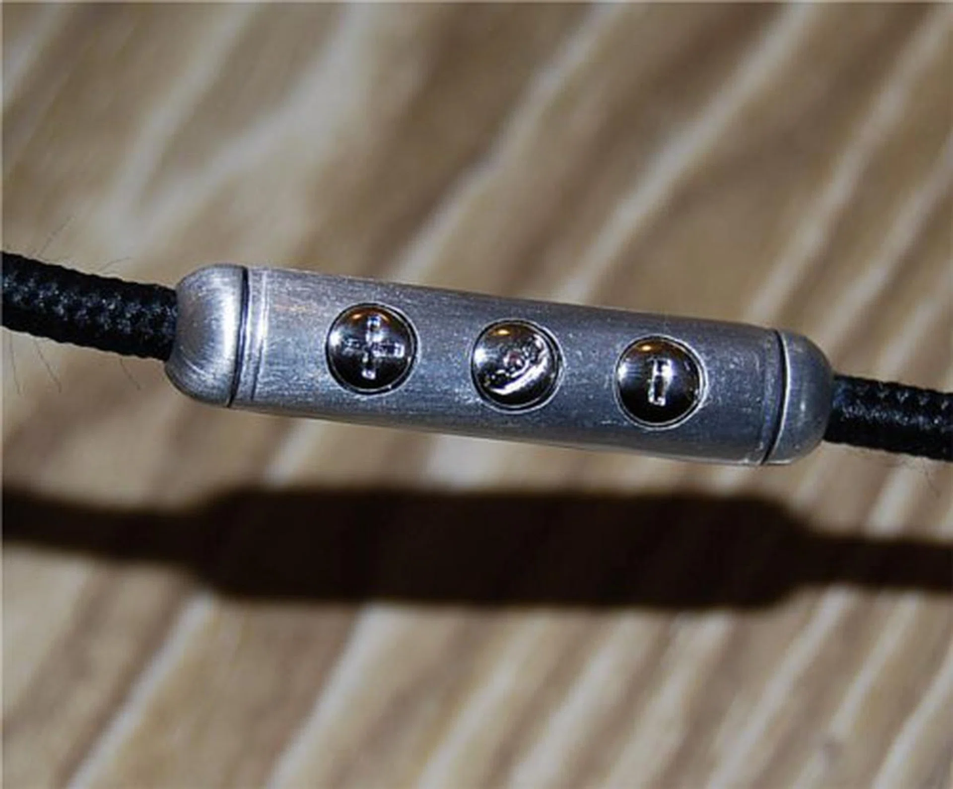 It also comes with a shoelace textured wire and a control dongle for ease of use.