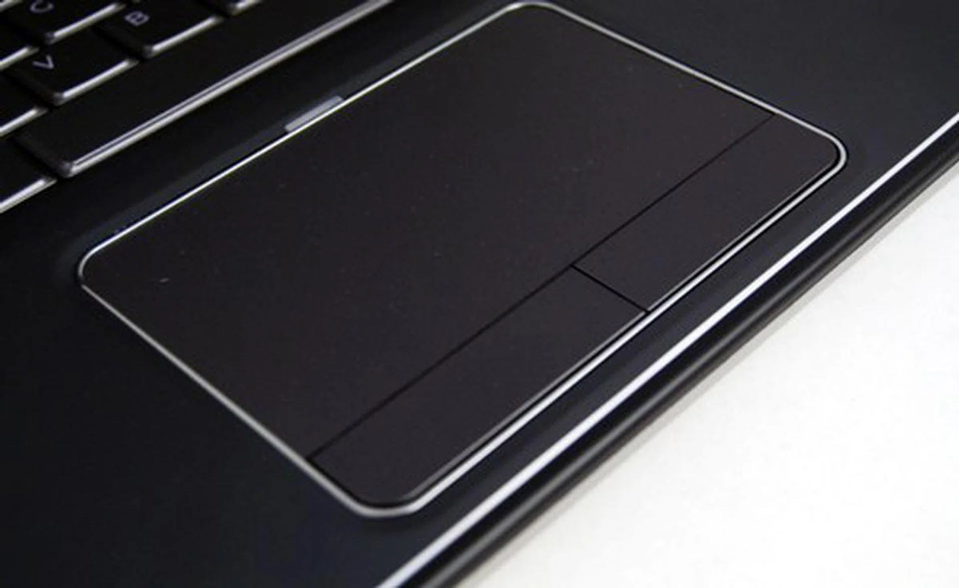 The trackpad was pretty responsive, and we're glad Dell decided to keep physical buttons for the left and right mouse clicks. We prefer such a design over trackpads that integrate and simulate the button clicking action as part of the trackpad design.