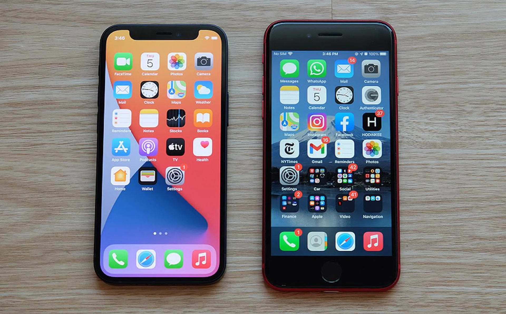 The iPhone 12 Mini's 5.4-inch display next to the iPhone SE's 4.7-inch display.