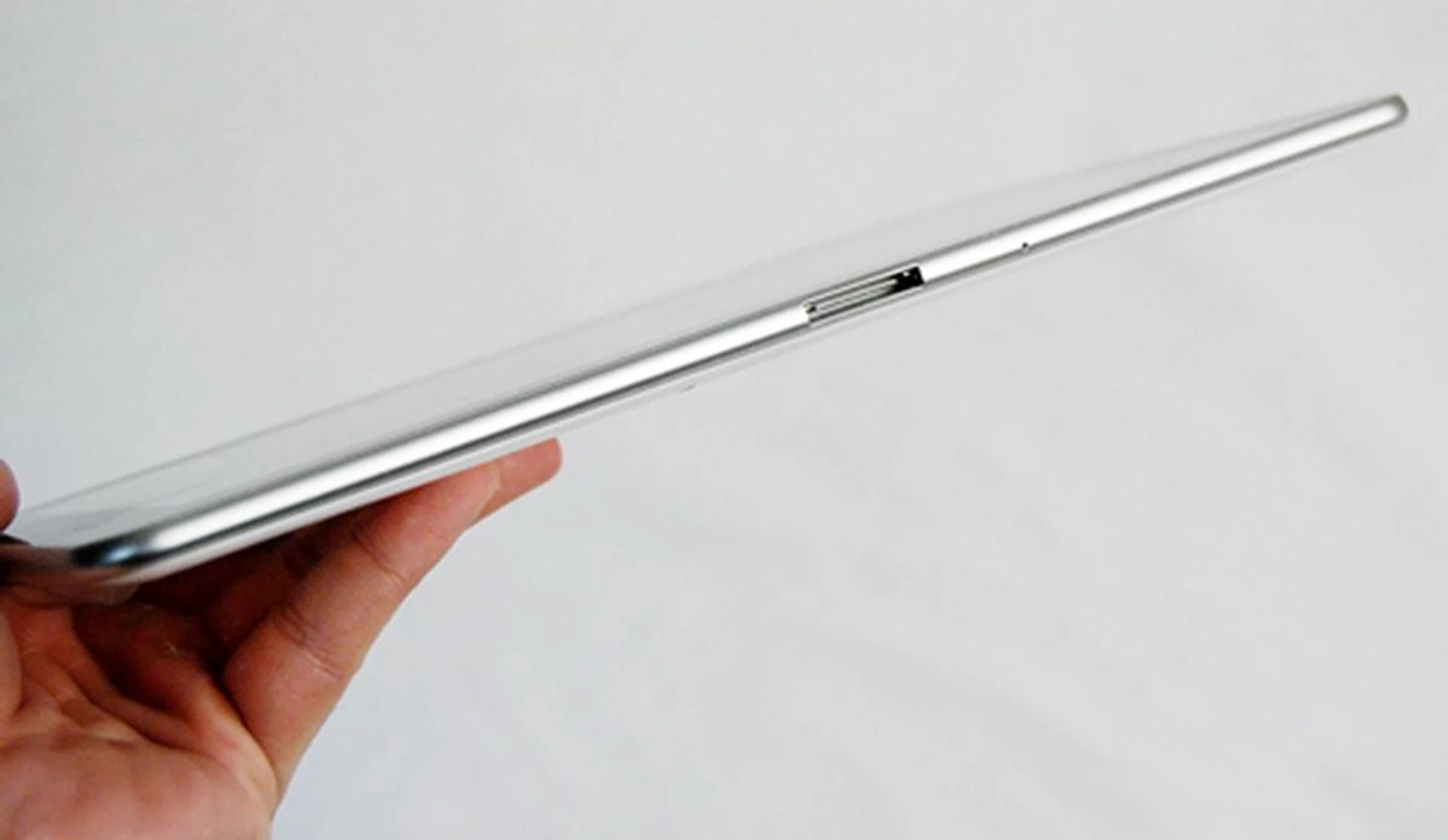 Samsung deserves credits for streamlining the Galaxy Tab 10.1 to a mere 8.6mm thin.