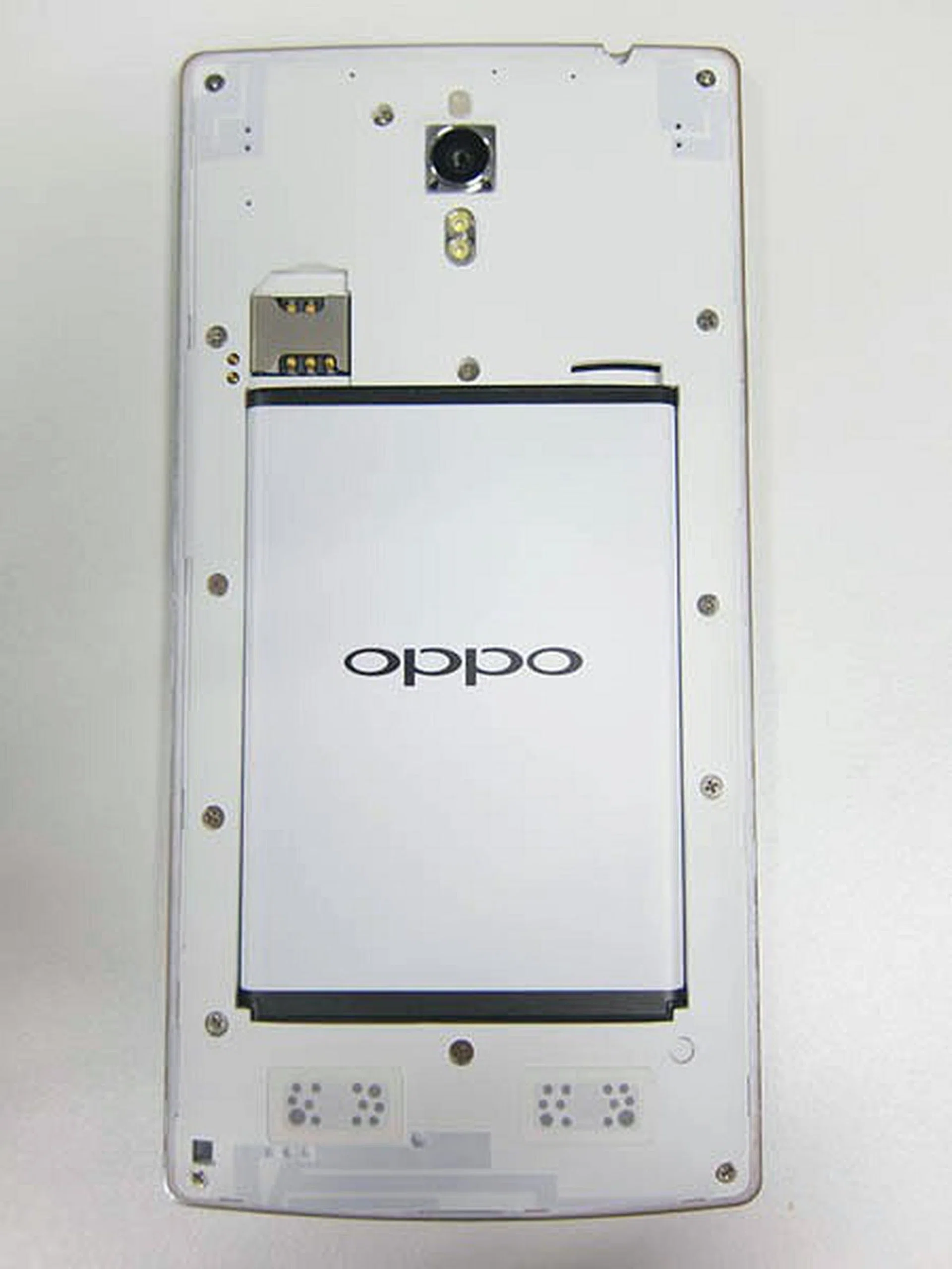 The innards of the Oppo Find 7 phones - you now get access to the removable battery, microSD memory card and micro-SIM card slots.