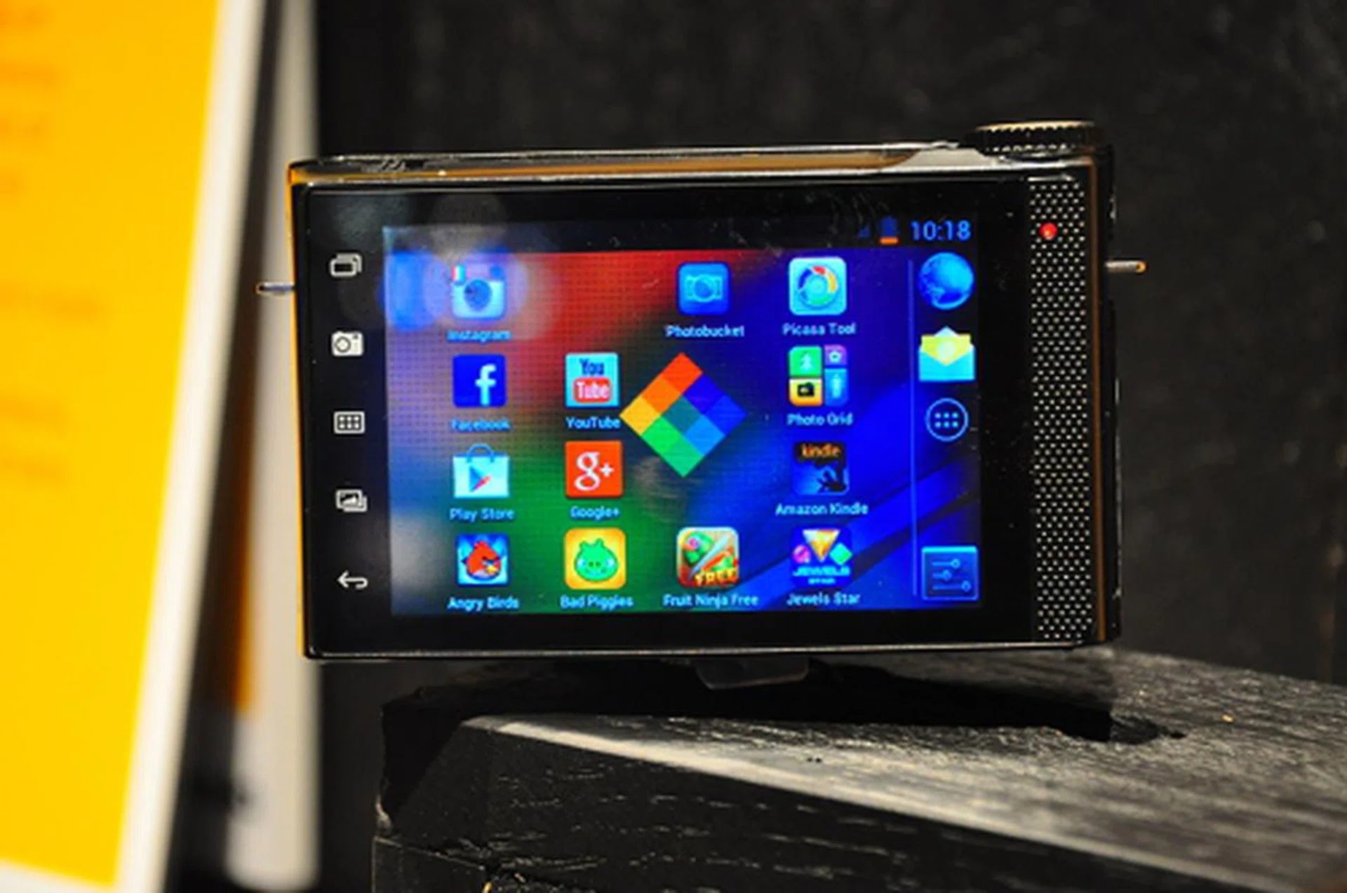 Making an Android-based camera sure has its upsides - in terms of social media and even gaming, you are literally covered. You can easily Facebook or Instagram your iM1836 photos in a heartbeat, provided you are connected to the Internet in one way or another. 