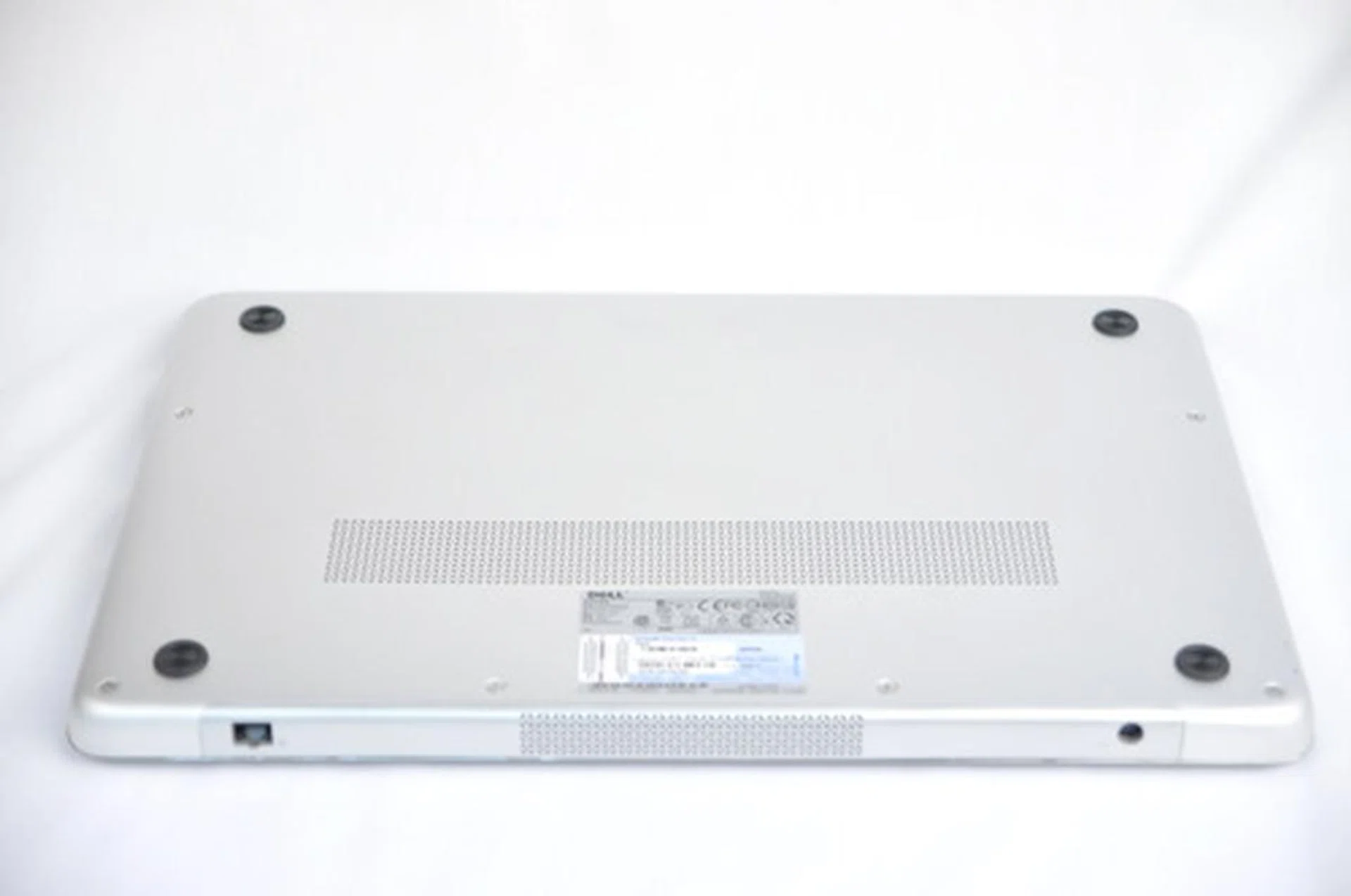 The bottom is free of distracting lines and screws, making it feel extremely soothing for the eyes.