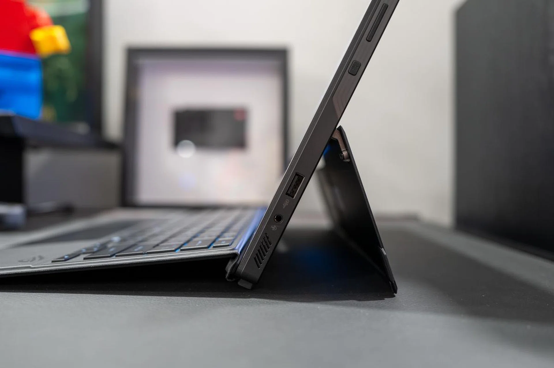 For a gaming tablet of this size, the Flow Z13 has no lack of I/O ports. Photo: HWZ