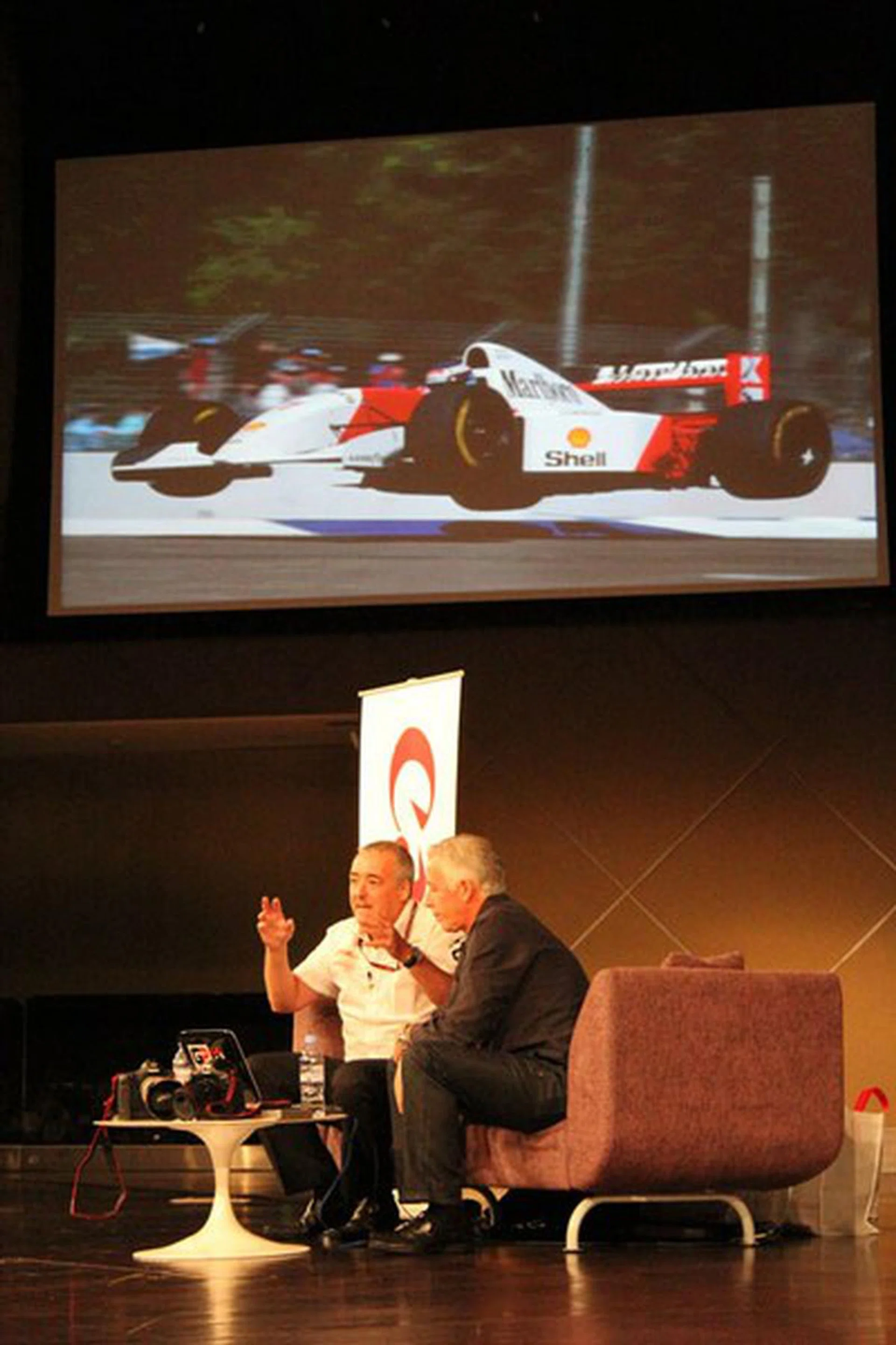 f/5.6, 88mm, 1/125 sec, ISO6400.