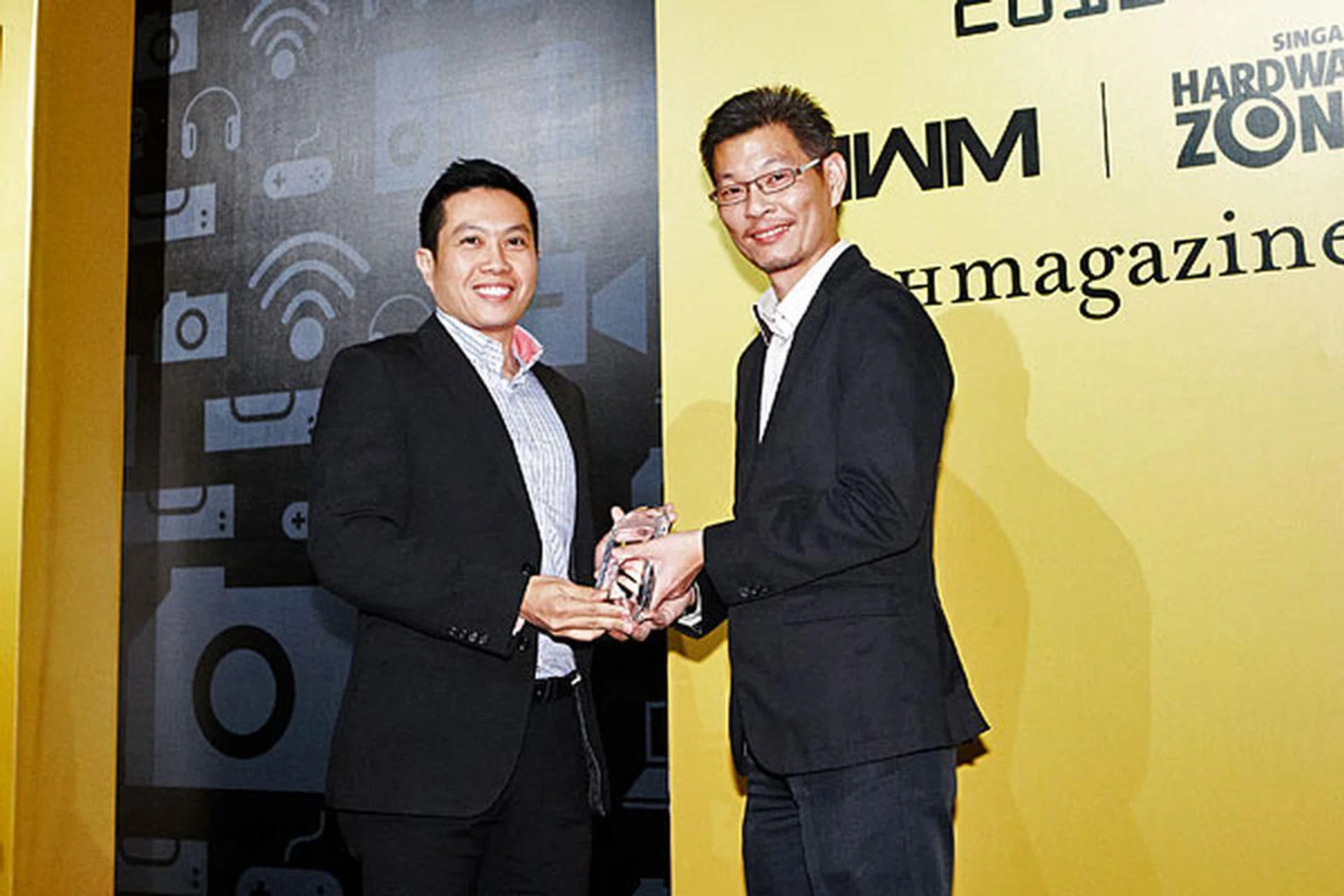SingTel was once again the winner of the Reader's Choice awards for Best ISP (Singapore) and Best Mobile Operator (Singapore). Accepting the awards was Mr. Derrick Heng, Director (Segment Marketing and Communications), Consumer Marketing, SingTel.