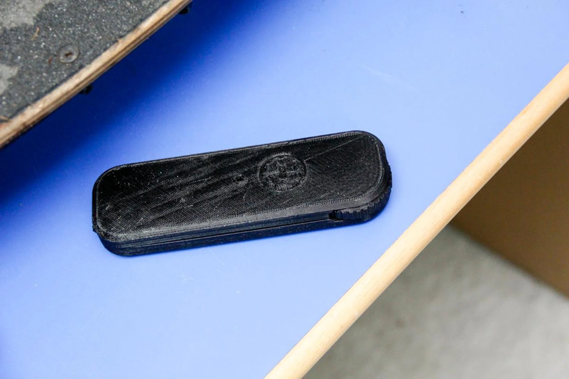 You control the Arc Board using its remote, speed up by turning the wheel forward, slow down and brake by turning it backwards, reverse (when you’re stationary) by turning it backwards. The unit here is a final prototype, so it looks a little messy.