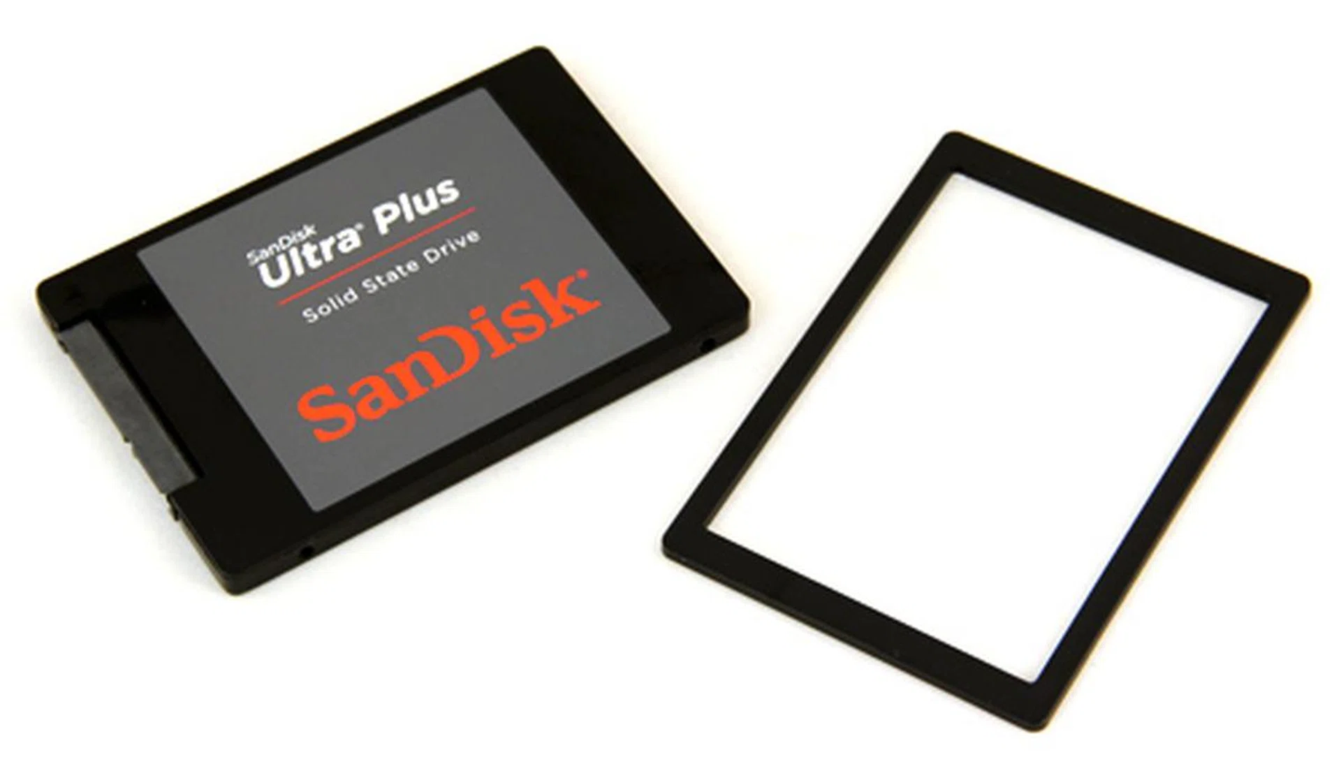 The drive is of the slimmer 7mm form factor, but it comes with an additional bumper to "expand" it to 9.5mm if required. Apart from this bumper, there's no additional accessories.