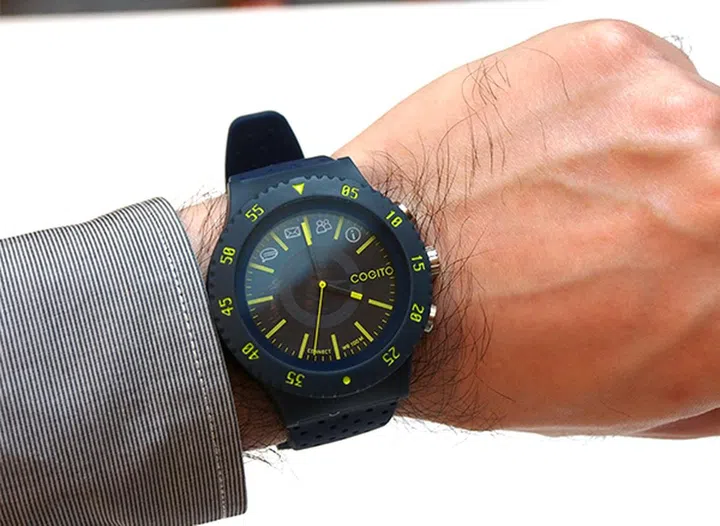 The Cogito Pop is very light and comfortable to wear, though a bit thick to fit under shirt cuffs.